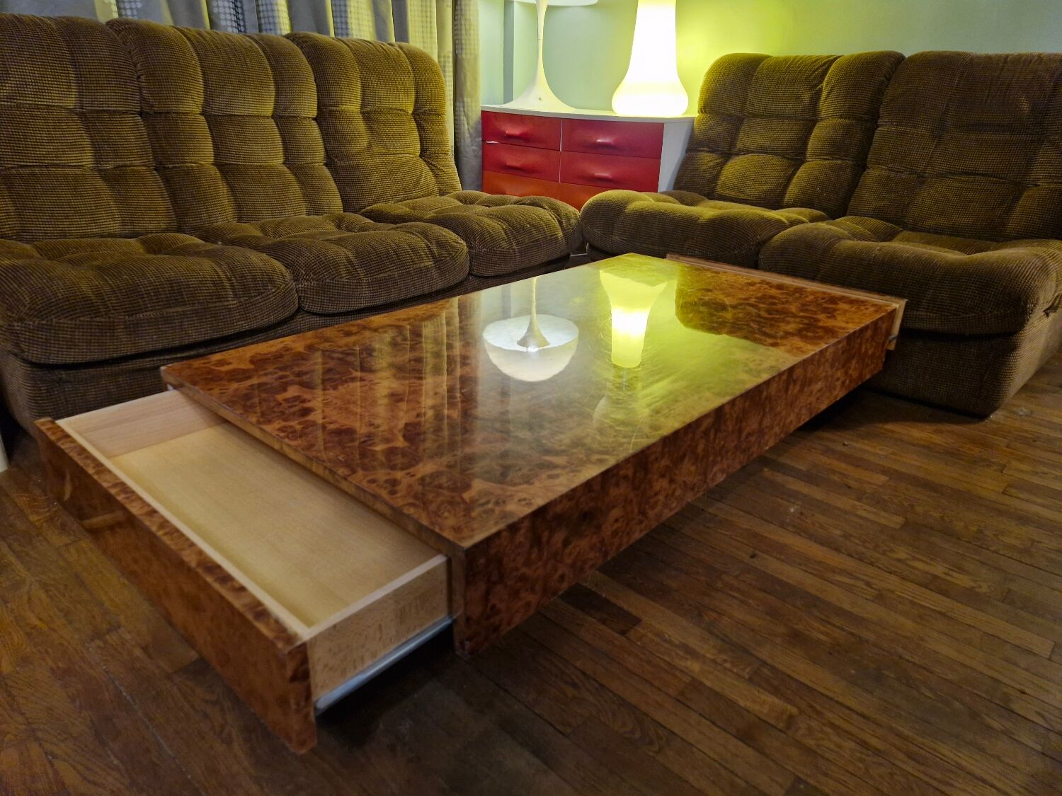 Italian design coffee table in burl wood by Roche Bobois, 1970s.