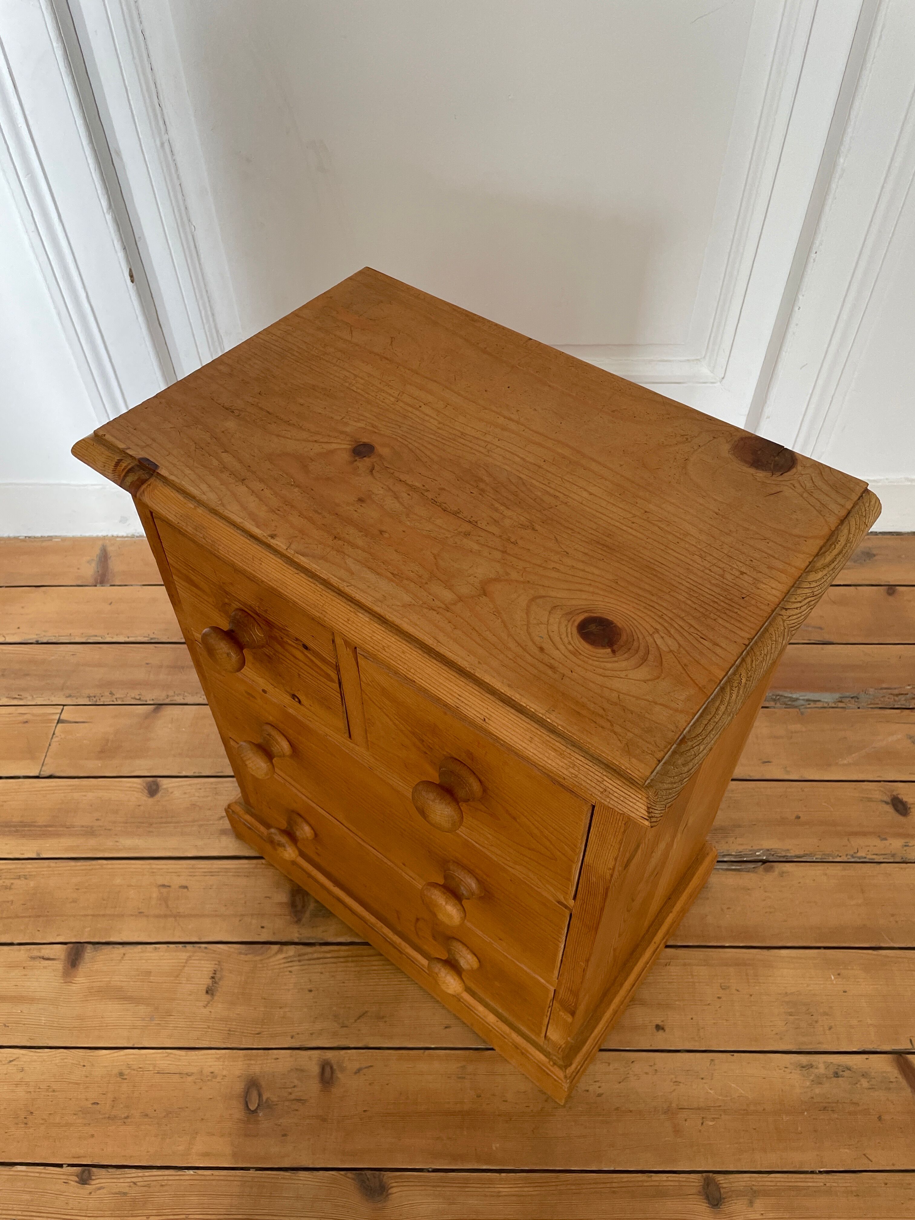 Mini commode vintage pour chambre d’enfant