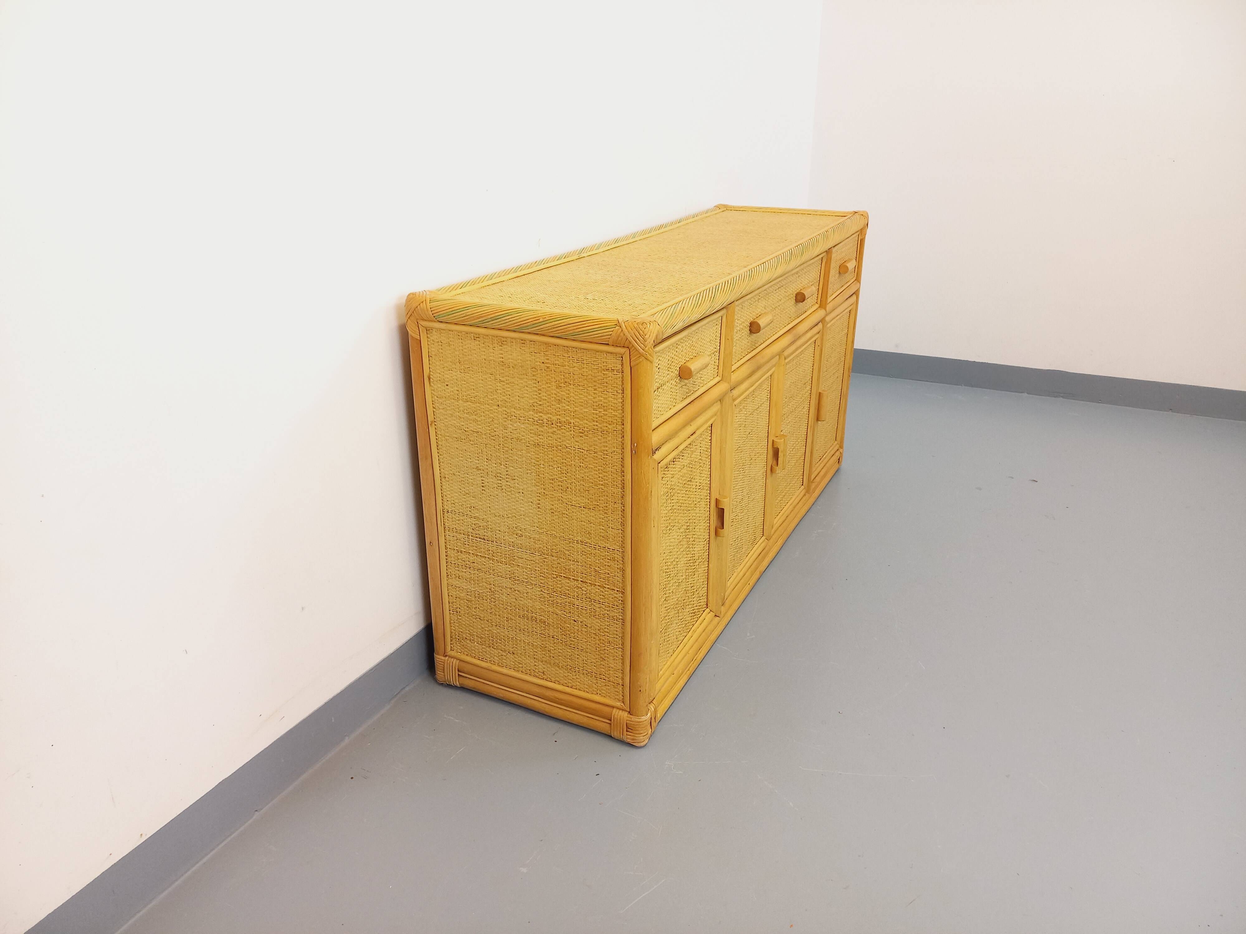 Vintage storage unit in rattan and woven rattan from the 1970s.