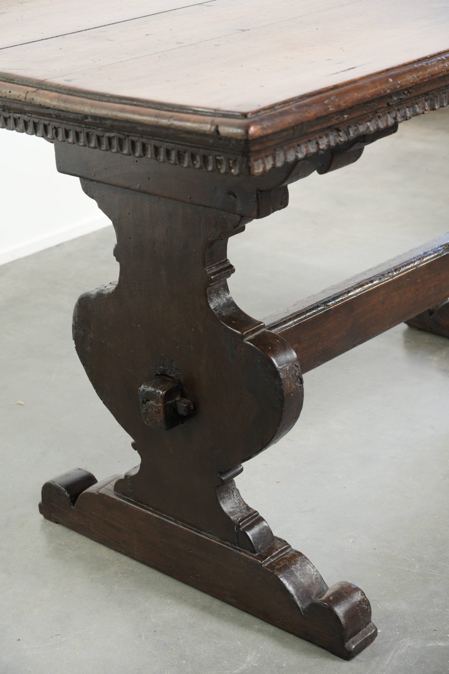 Authentic Italian dining table from the 16th century made of walnut