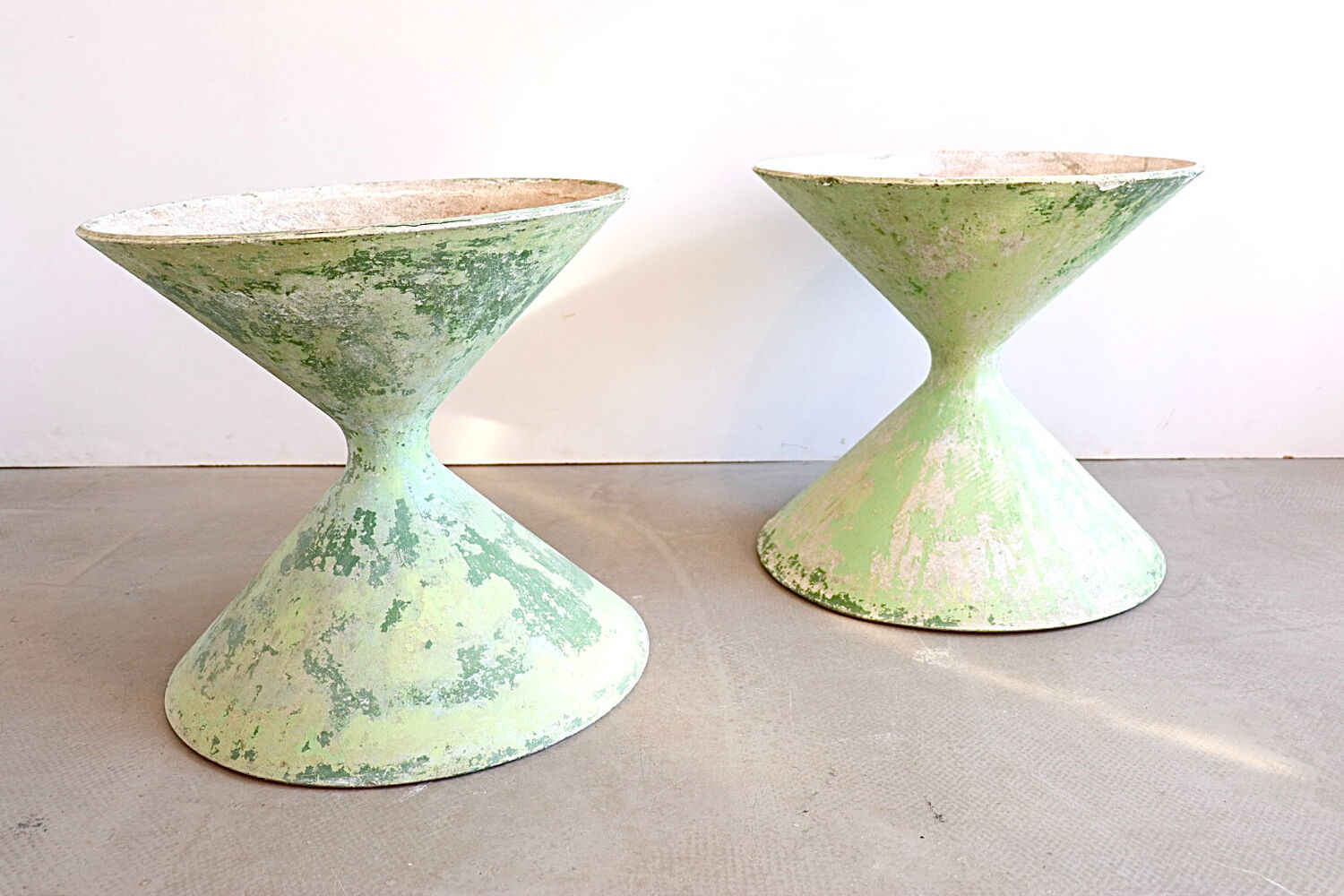 Pair of Eternit planters Diabolo design Anton Bee assisté de Guhl, Eternit