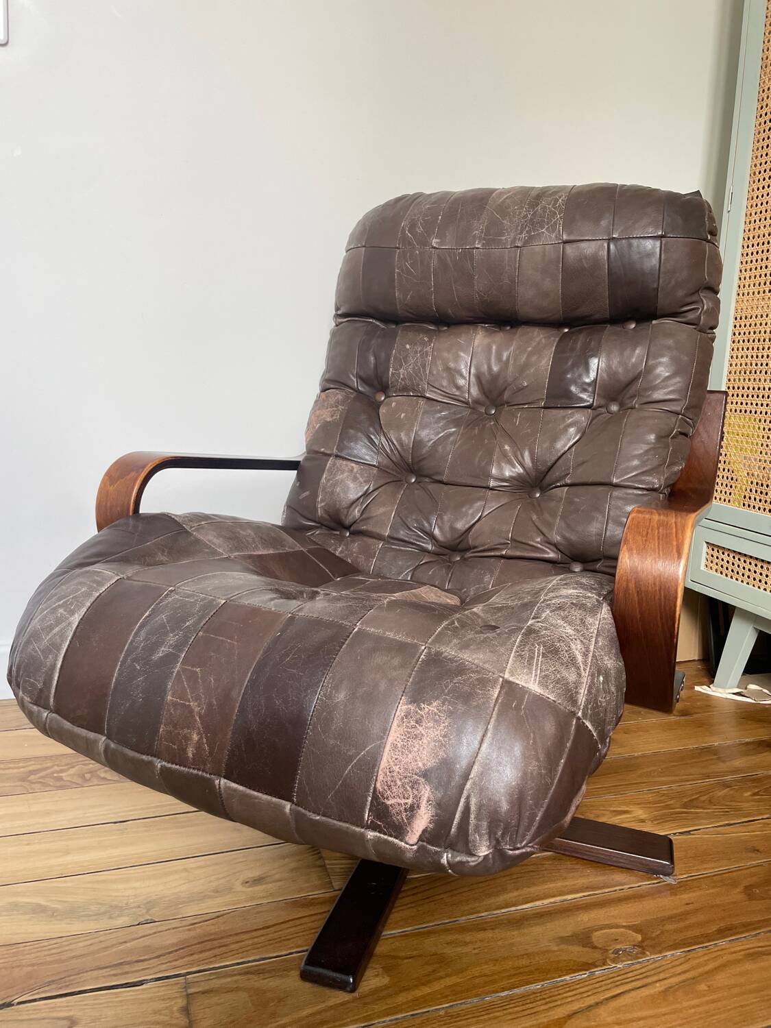 1970s Scandinavian armchair in curved laminated wood with a leather seat.