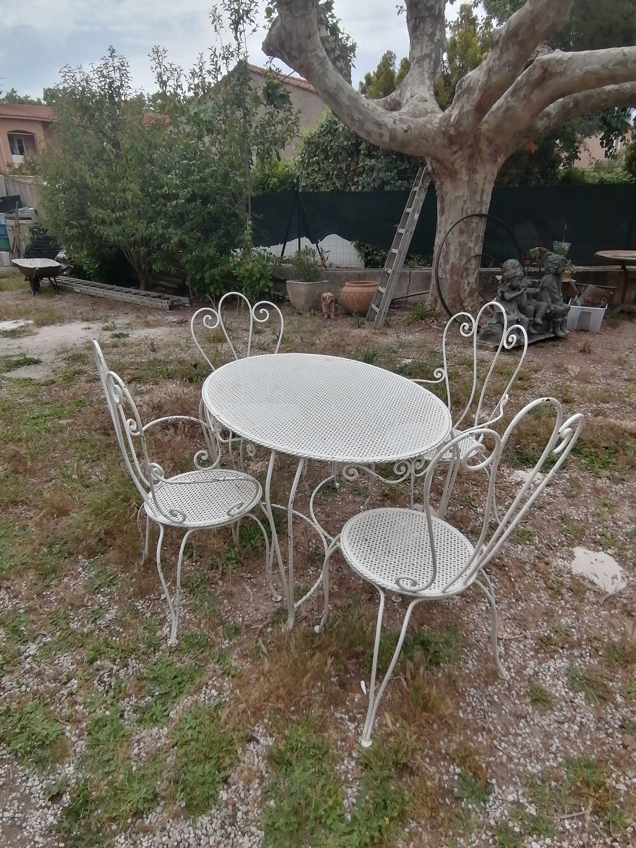 Garden furniture in wrought iron of the 70s. 5 pieces, oval table.