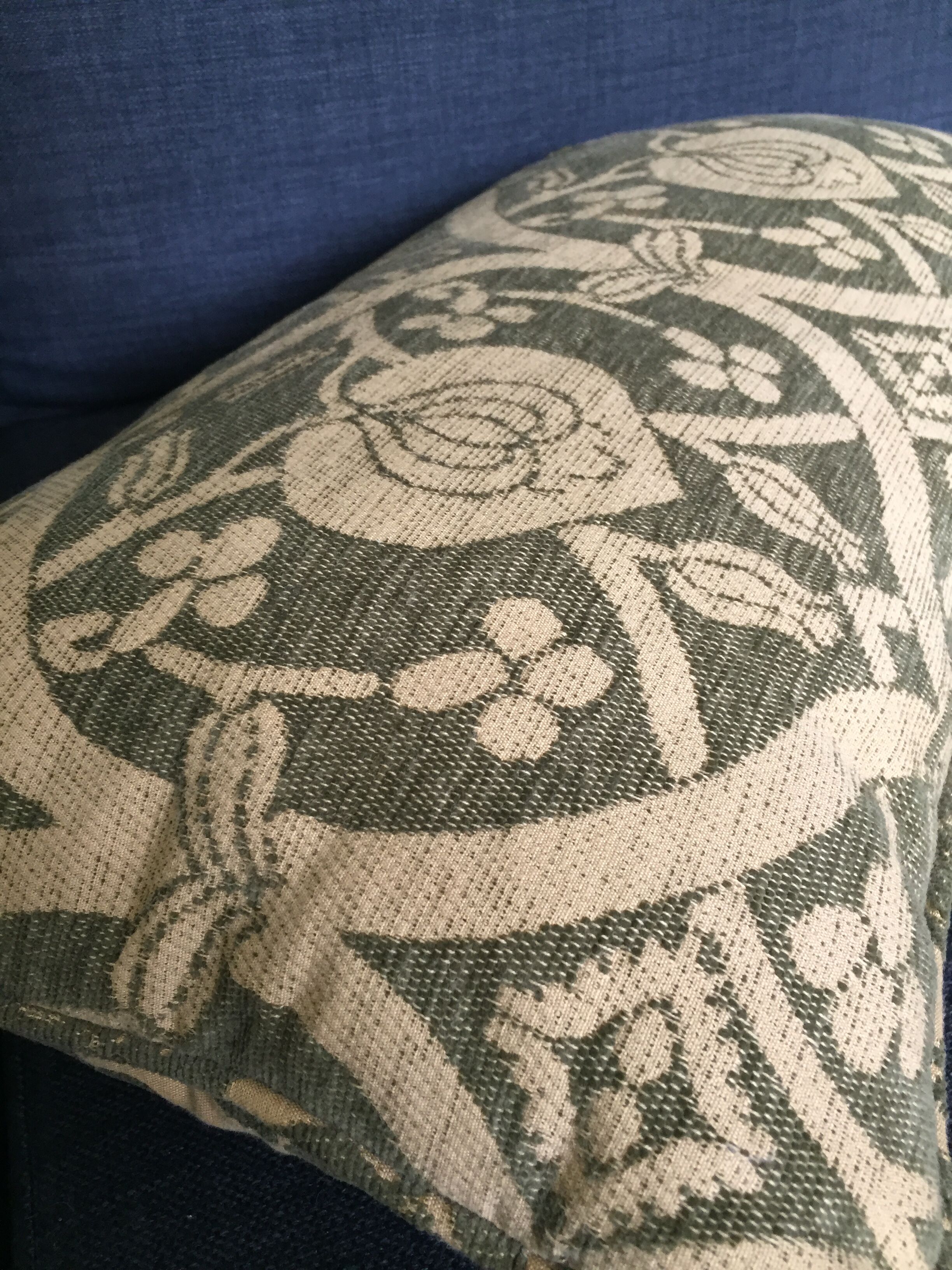 Decorative pillow case in velvet with ottoman turkish 16th century motifs