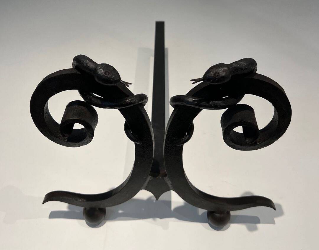 Paire de Chenets en Fer Forgé Modèle aux Serpents dans le Goût d’Edgar Bran