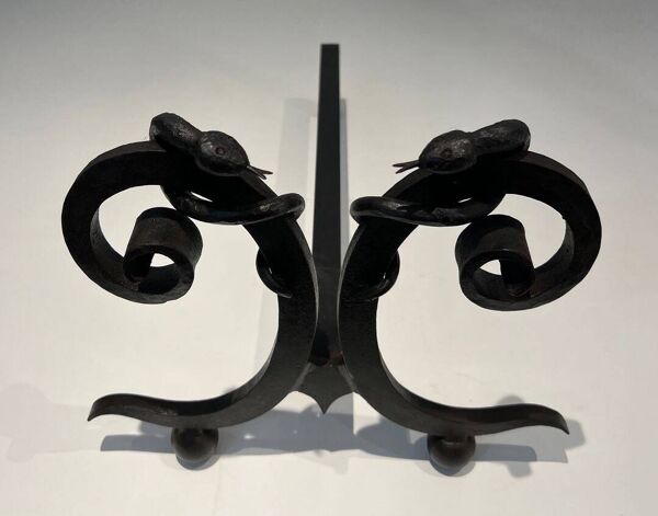Paire de Chenets en Fer Forgé Modèle aux Serpents dans le Goût d’Edgar Bran