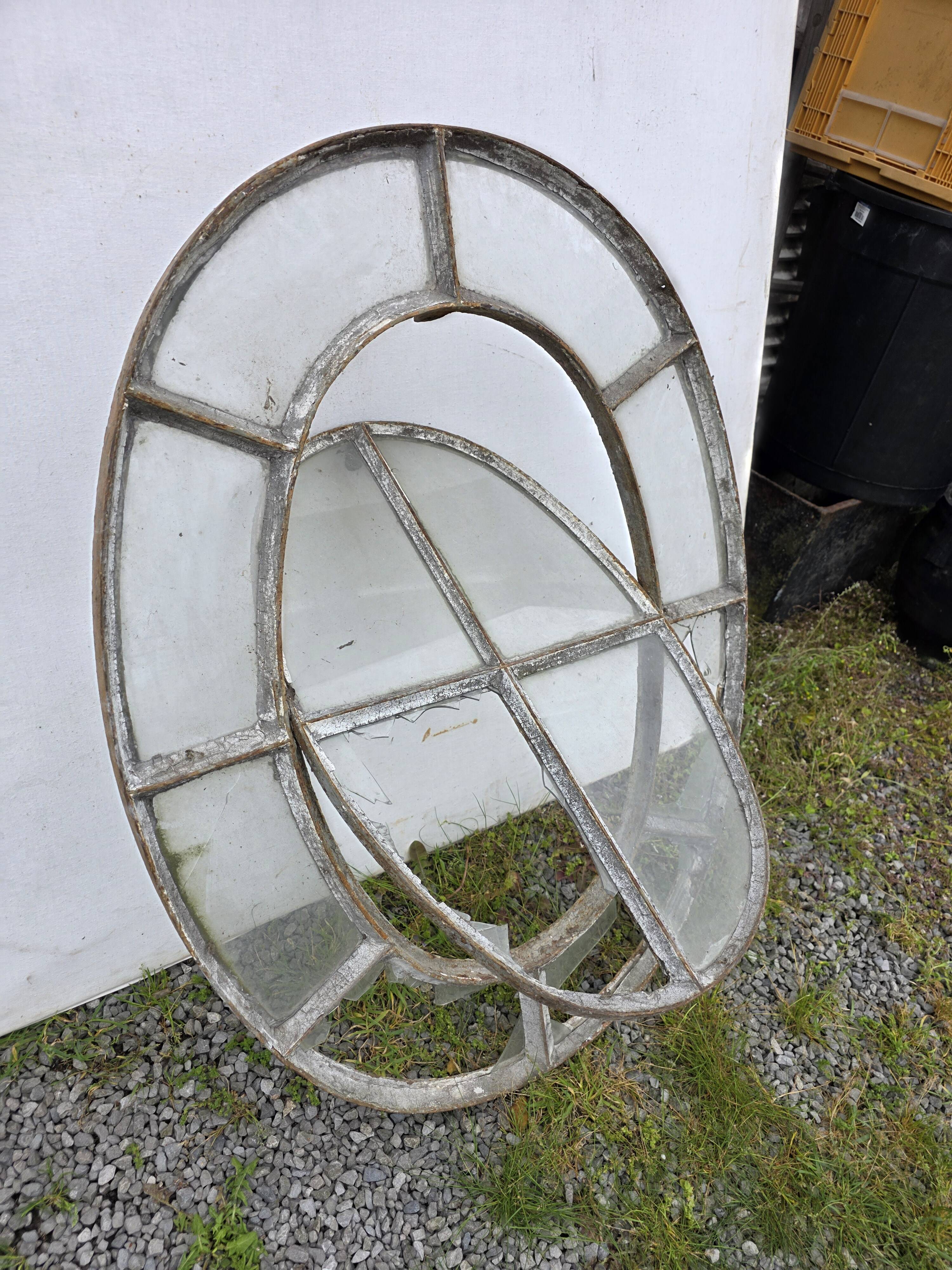 Bull's-eye window from the 19th century in iron (with opening).