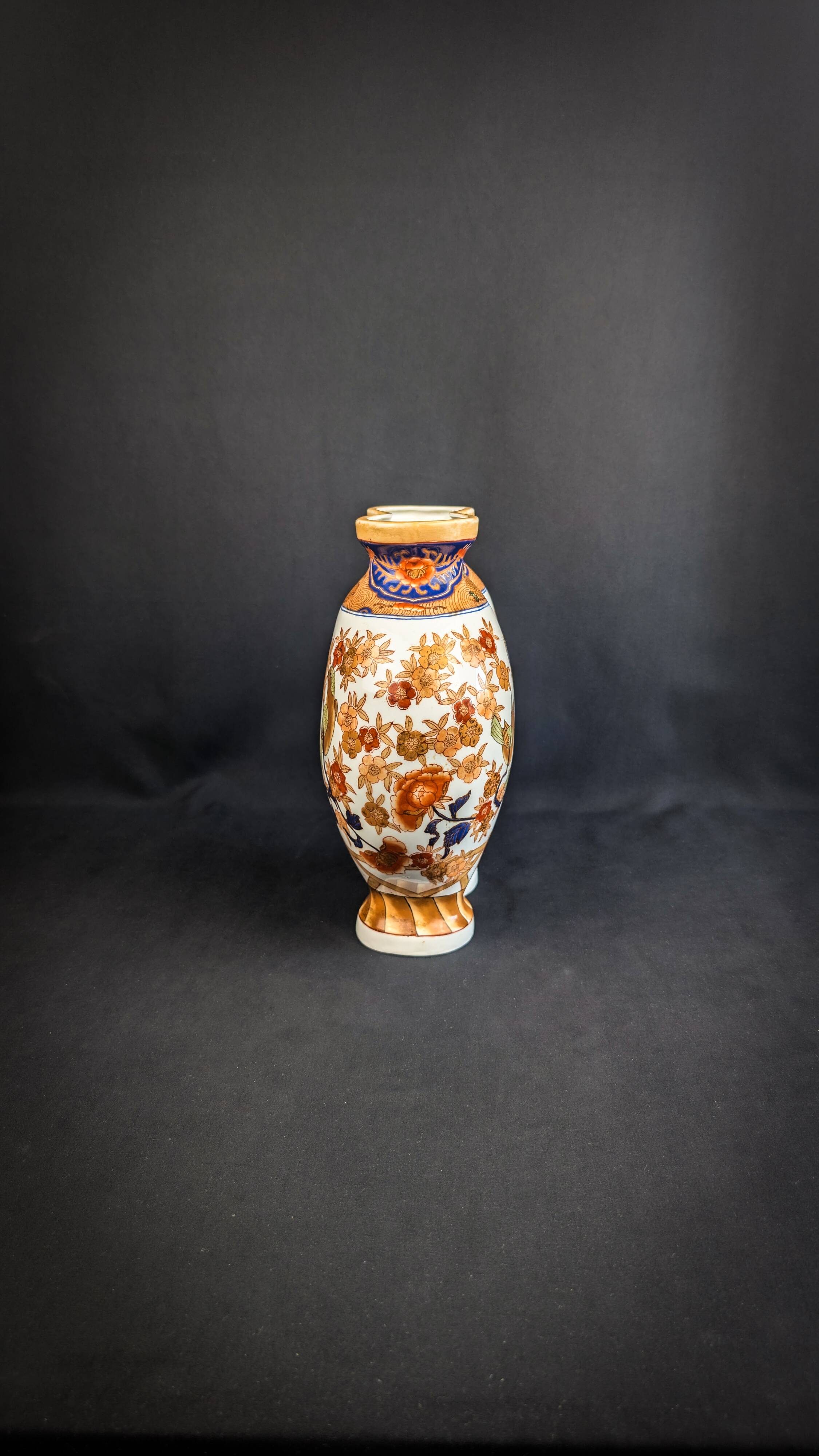 Chinese polychrome porcelain vase, Imari style, polybious shape, 20th century