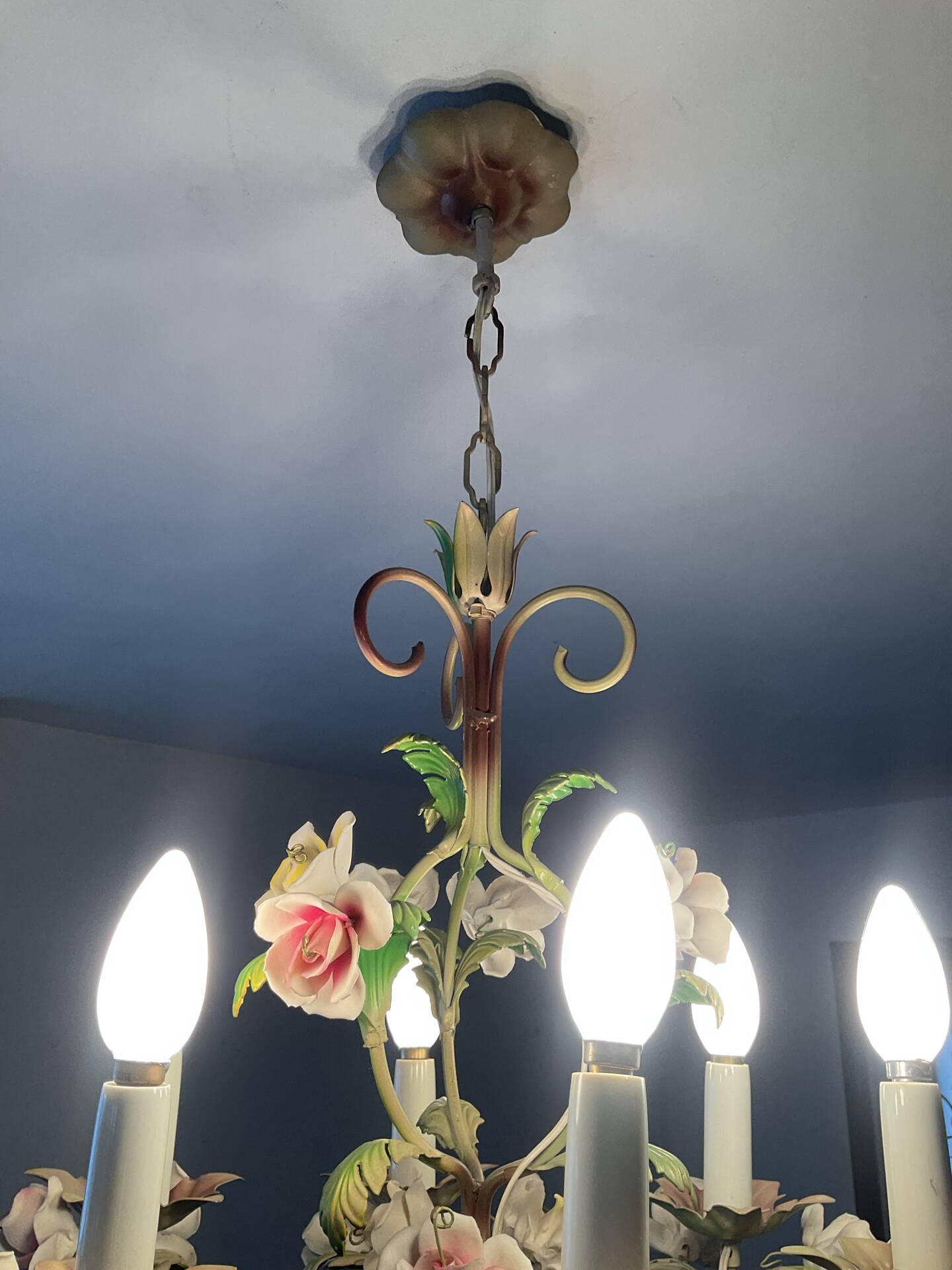 Vintage Italian chandelier in porcelain and tin from the 1950s.