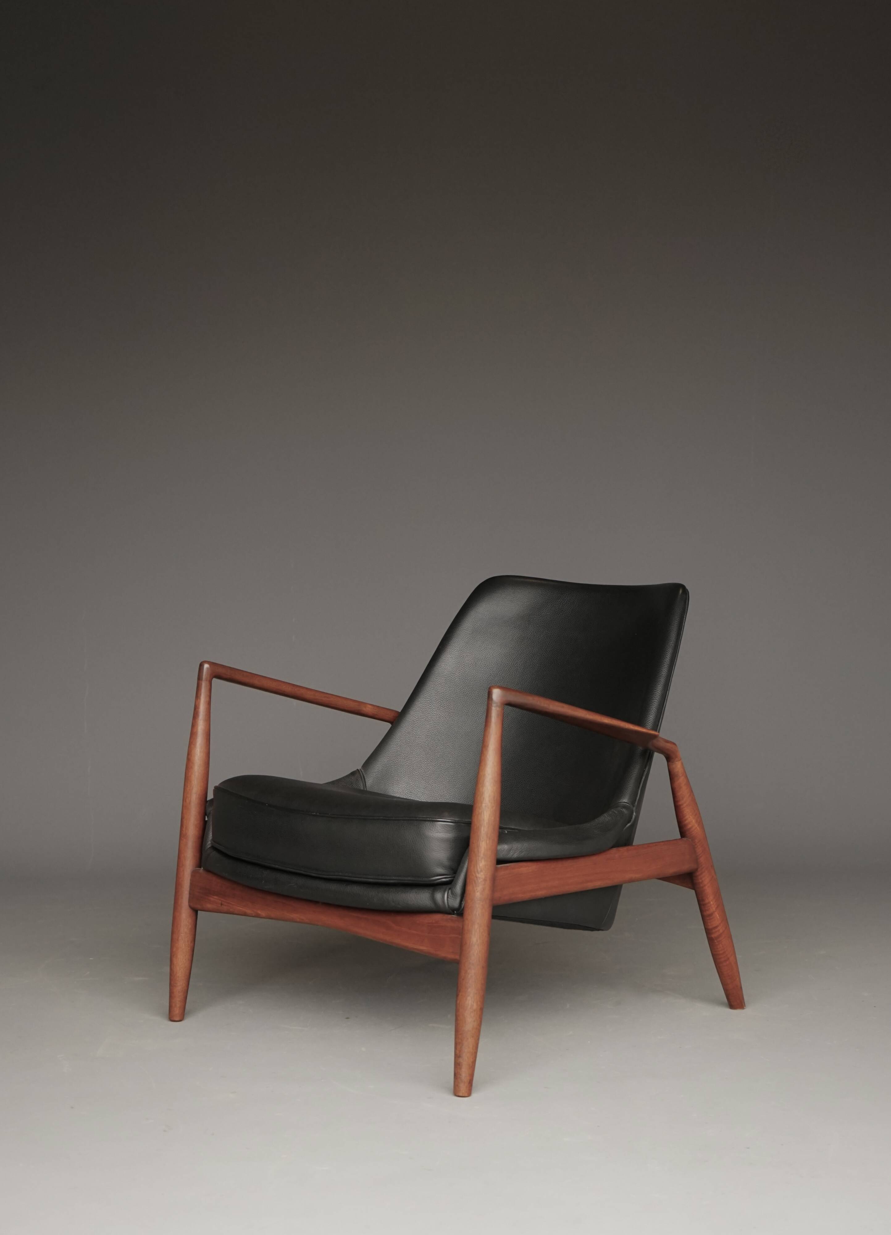 Fauteuil Seal en cuir et teck Ib Kofod-Larsen pour OPE, Suède, années 1960.
