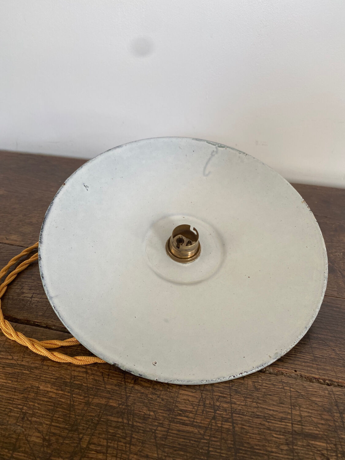 Suspension lamp in enamelled sheet metal