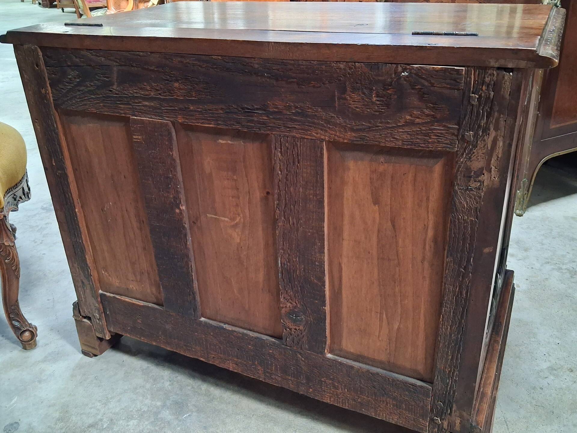 Renaissance-style chest in carved walnut from the 19th century.