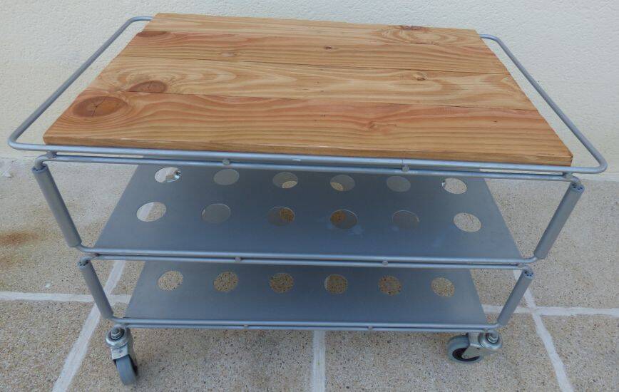 Metallic trolley with wheels, 3 levels with wooden top.