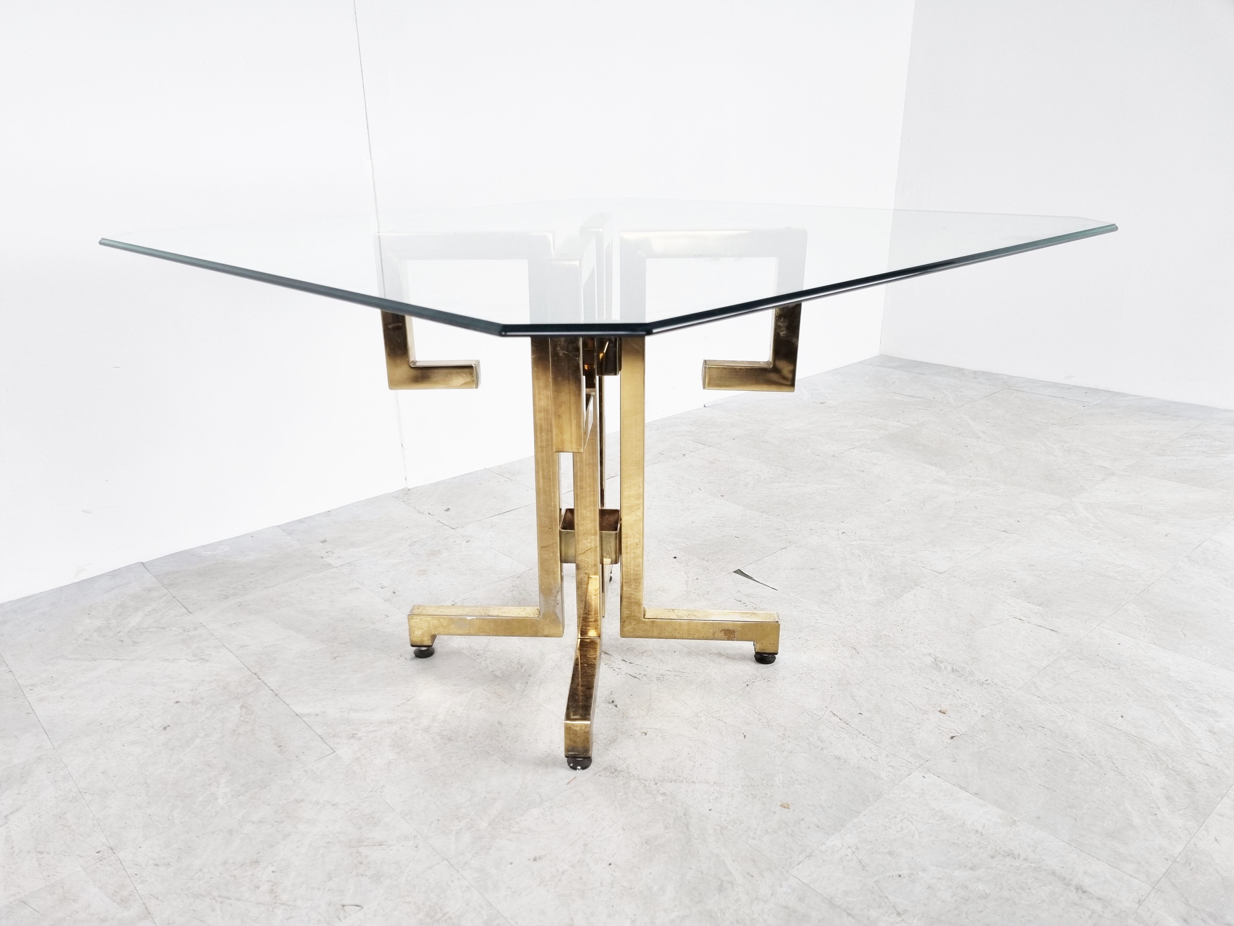 Table à manger géométrique en laiton années 1970