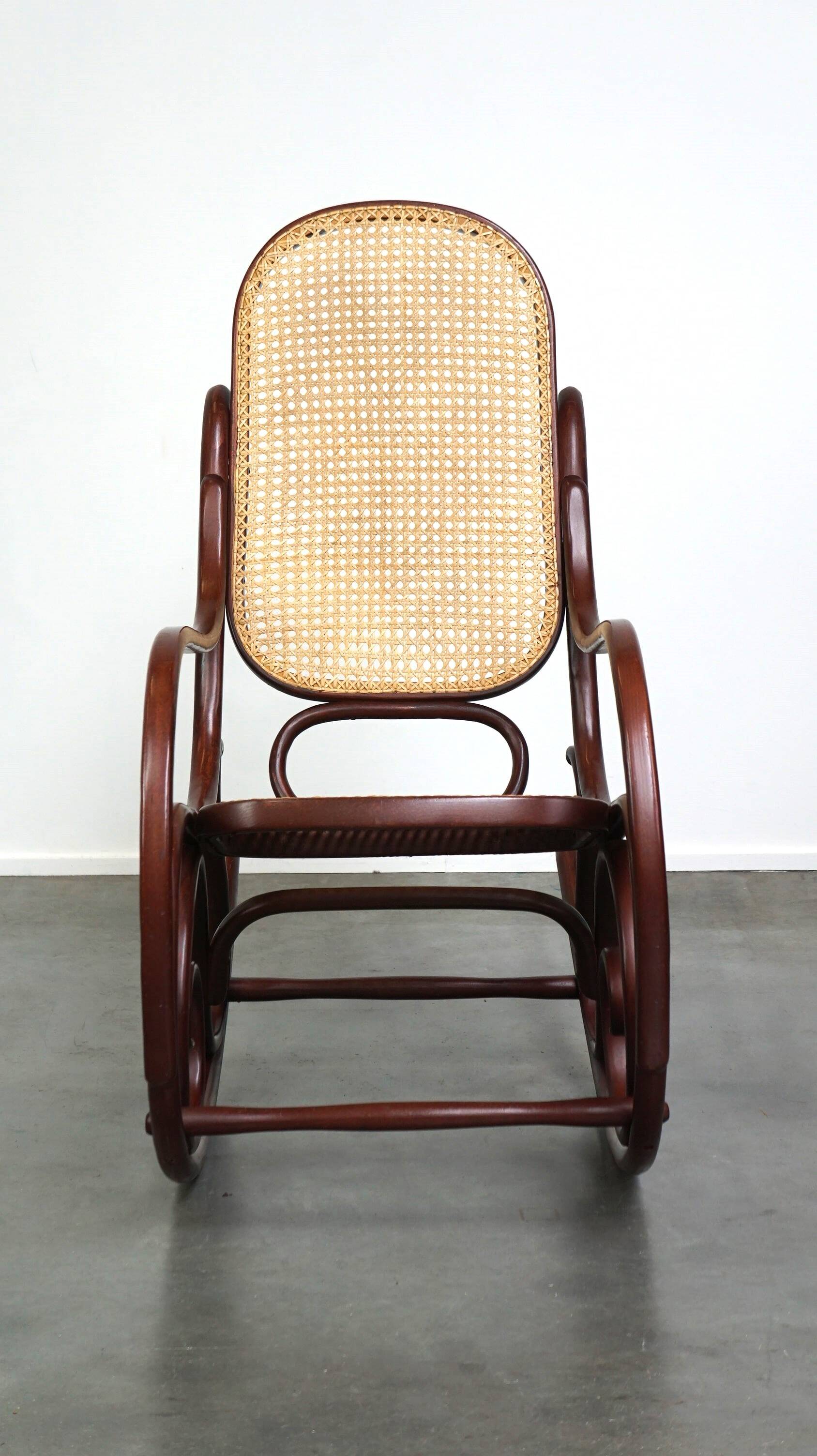Superbe fauteuil à bascule vintage en bois courbé