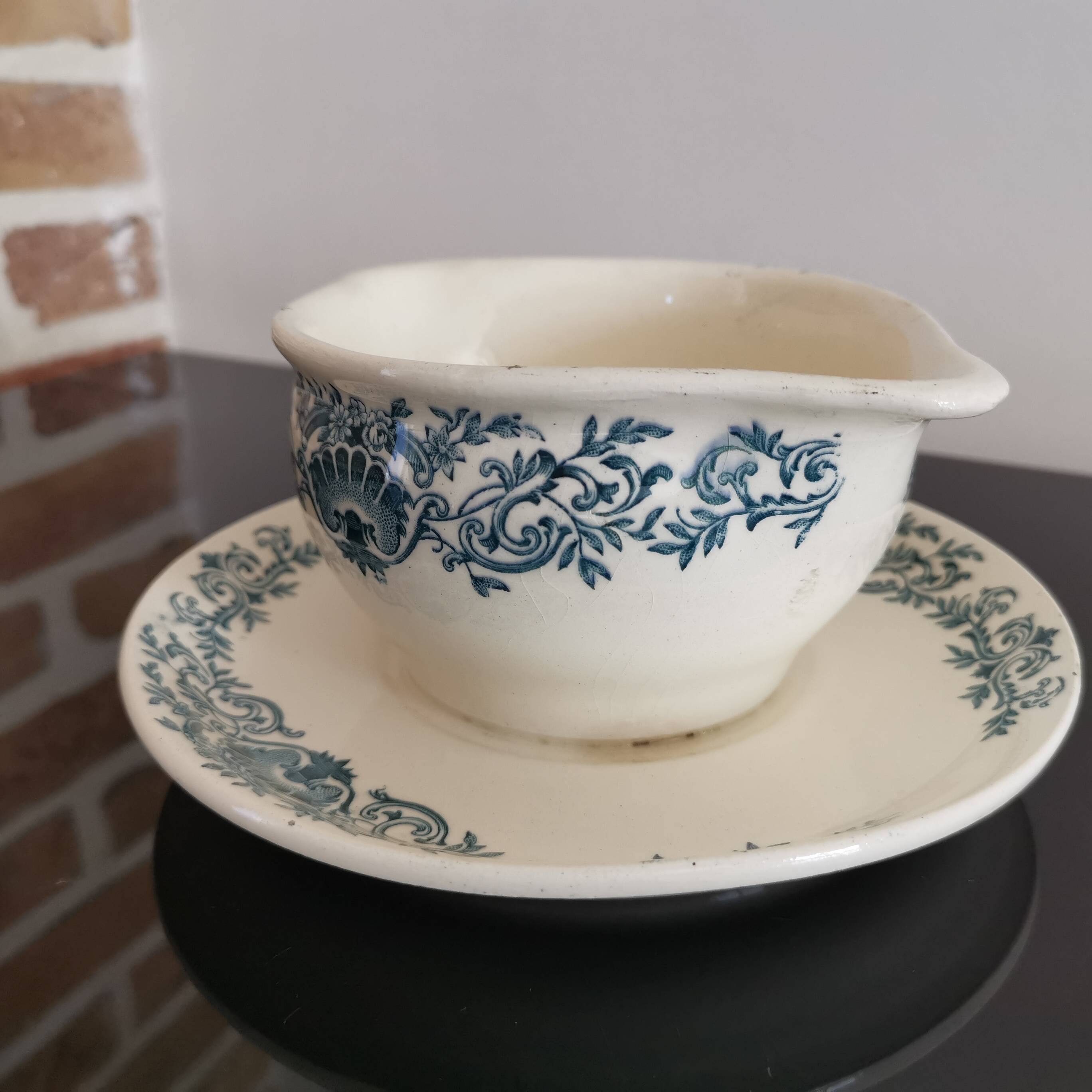 Longchamp earthenware gravy boat, Coquille decor