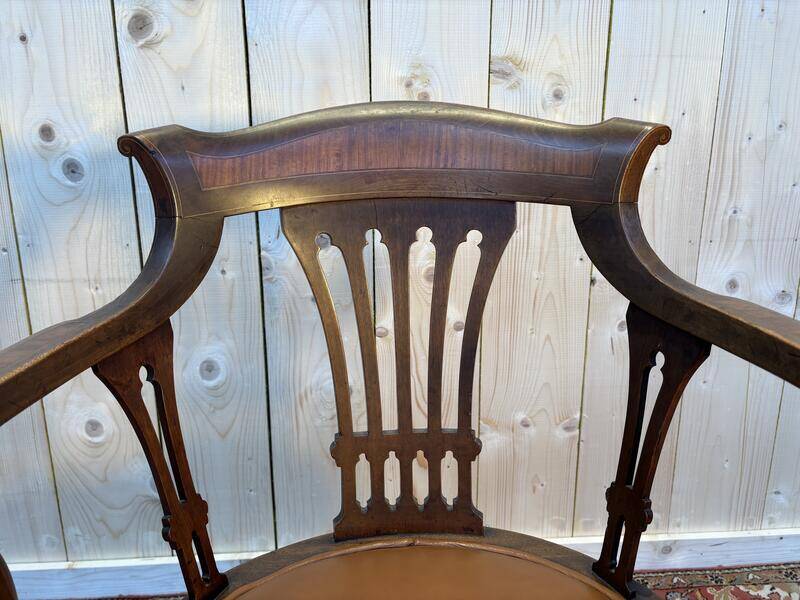 Swivel office chair