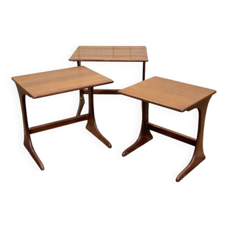 Suite de 3 tables gigognes en teck des années 70