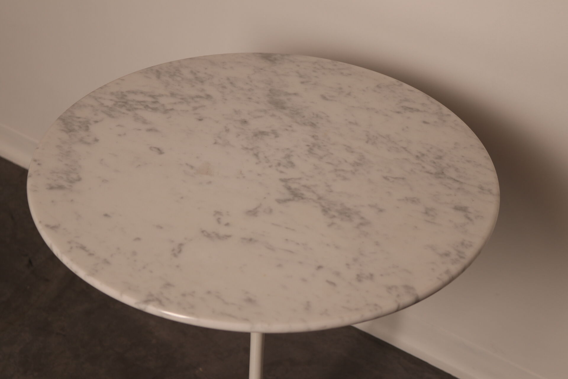 Coffee or side table in white marble by Eero Saarinen for Knoll