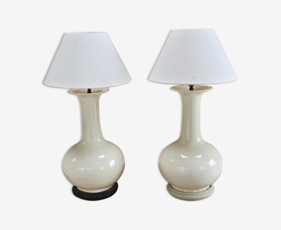 Paire de lampes - pied en céramique blanc cassé - basse en bois
