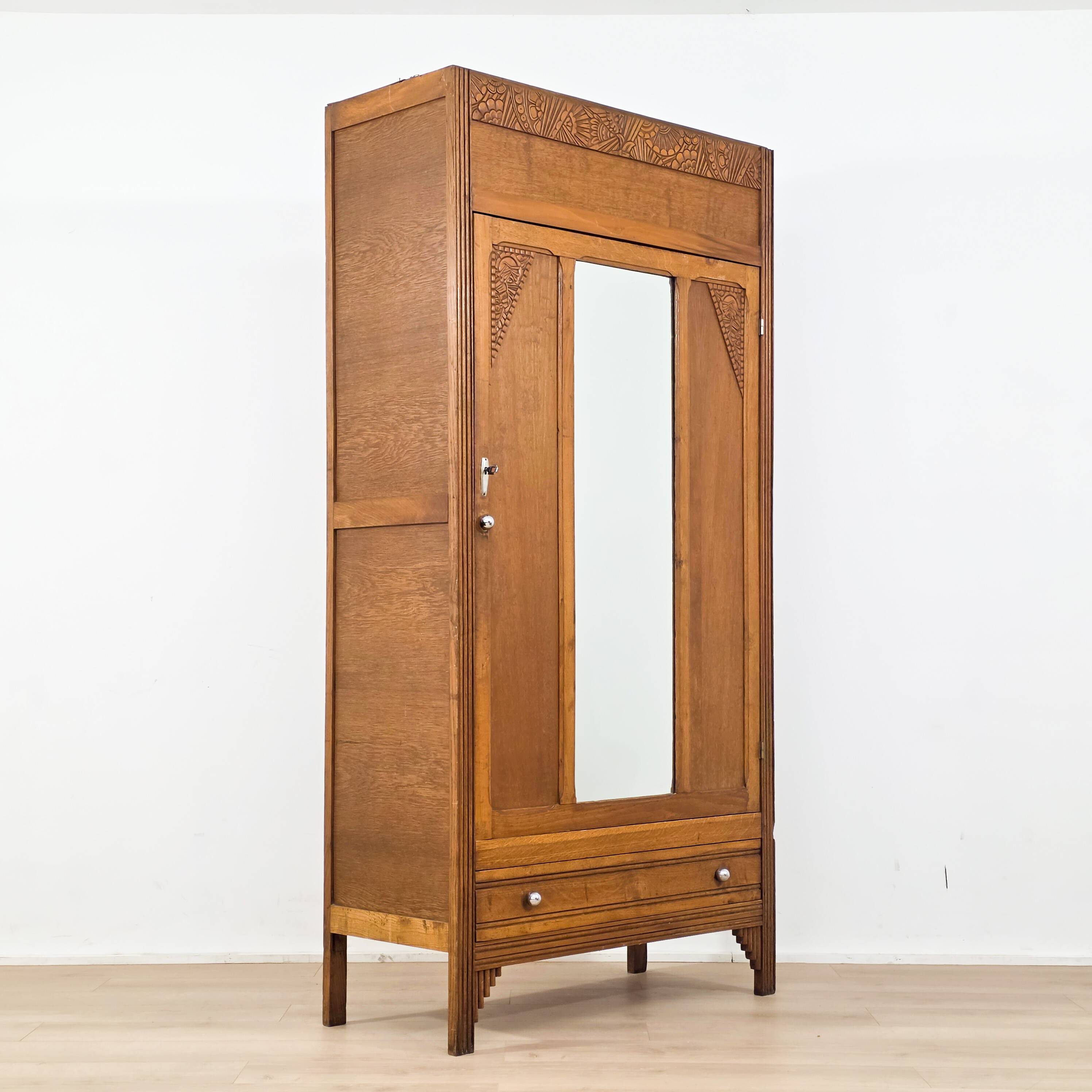 Art Deco wardrobe in carved wood with mirror from the 1930s.