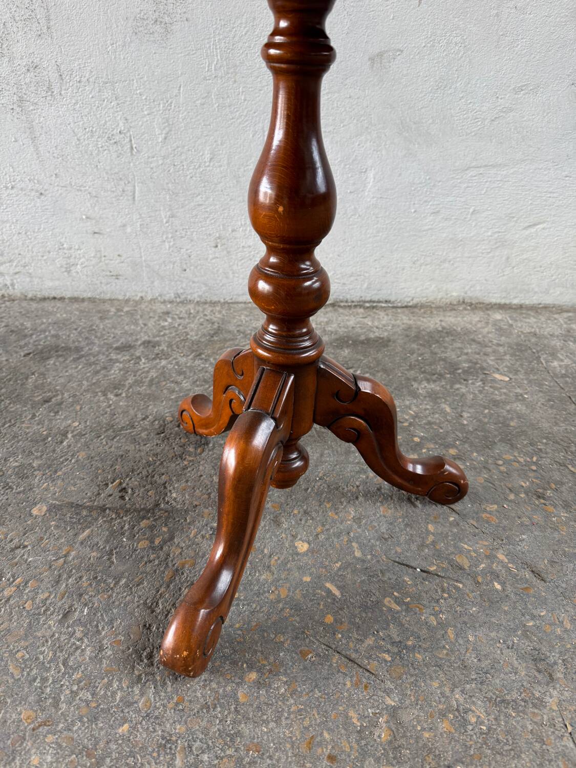 Marquetry pedestal table