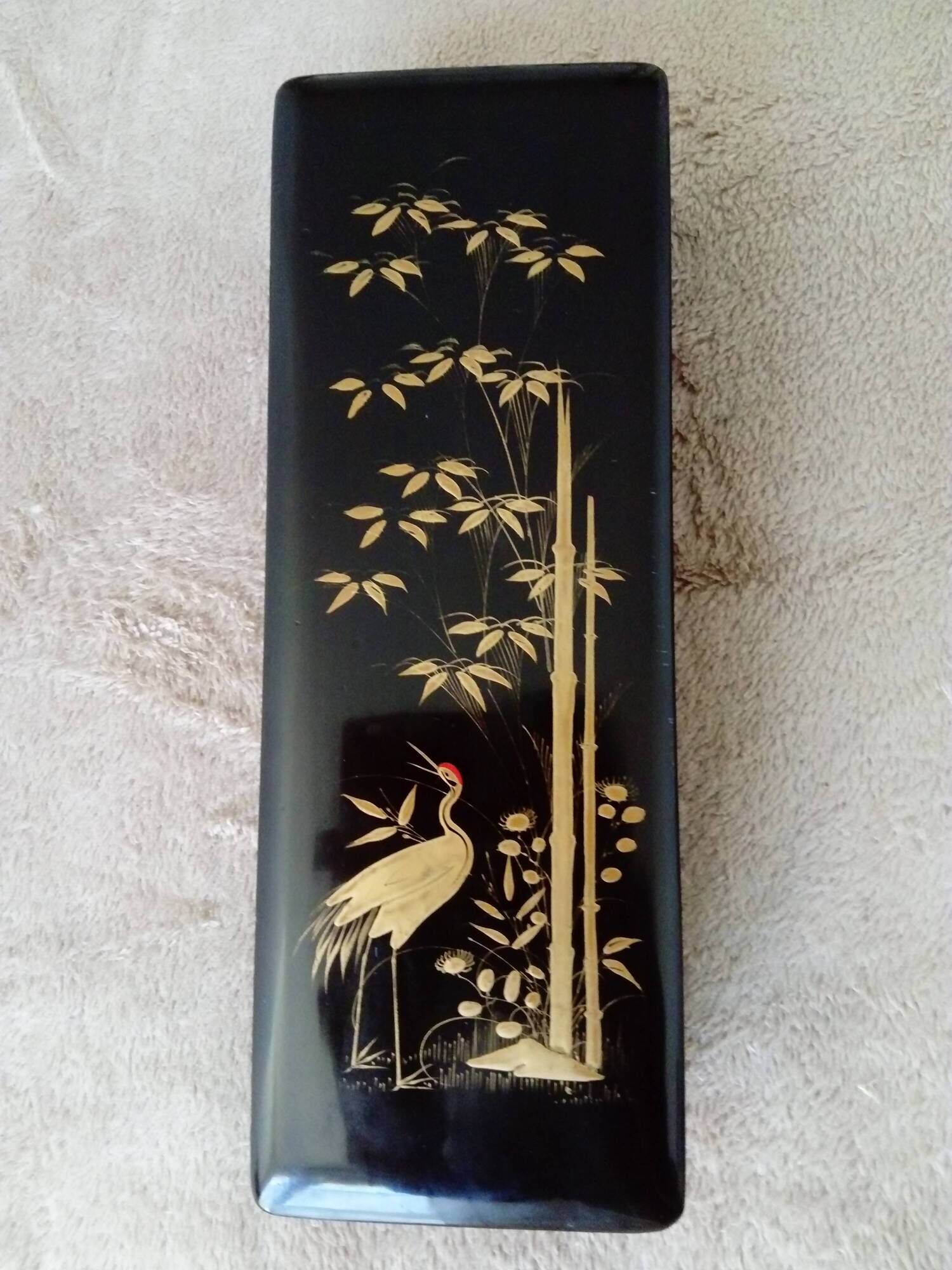 Glove box in lacquered wood decorated with a crane among bamboos. China, Japan?