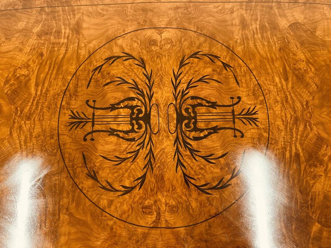 Table à manger antique en bois de loupe italienne