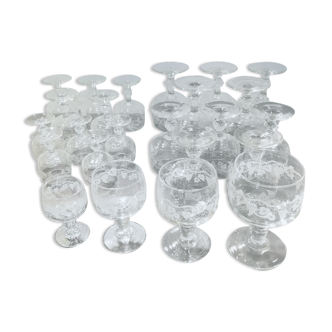 Lot de 24 verres à décor de vigne