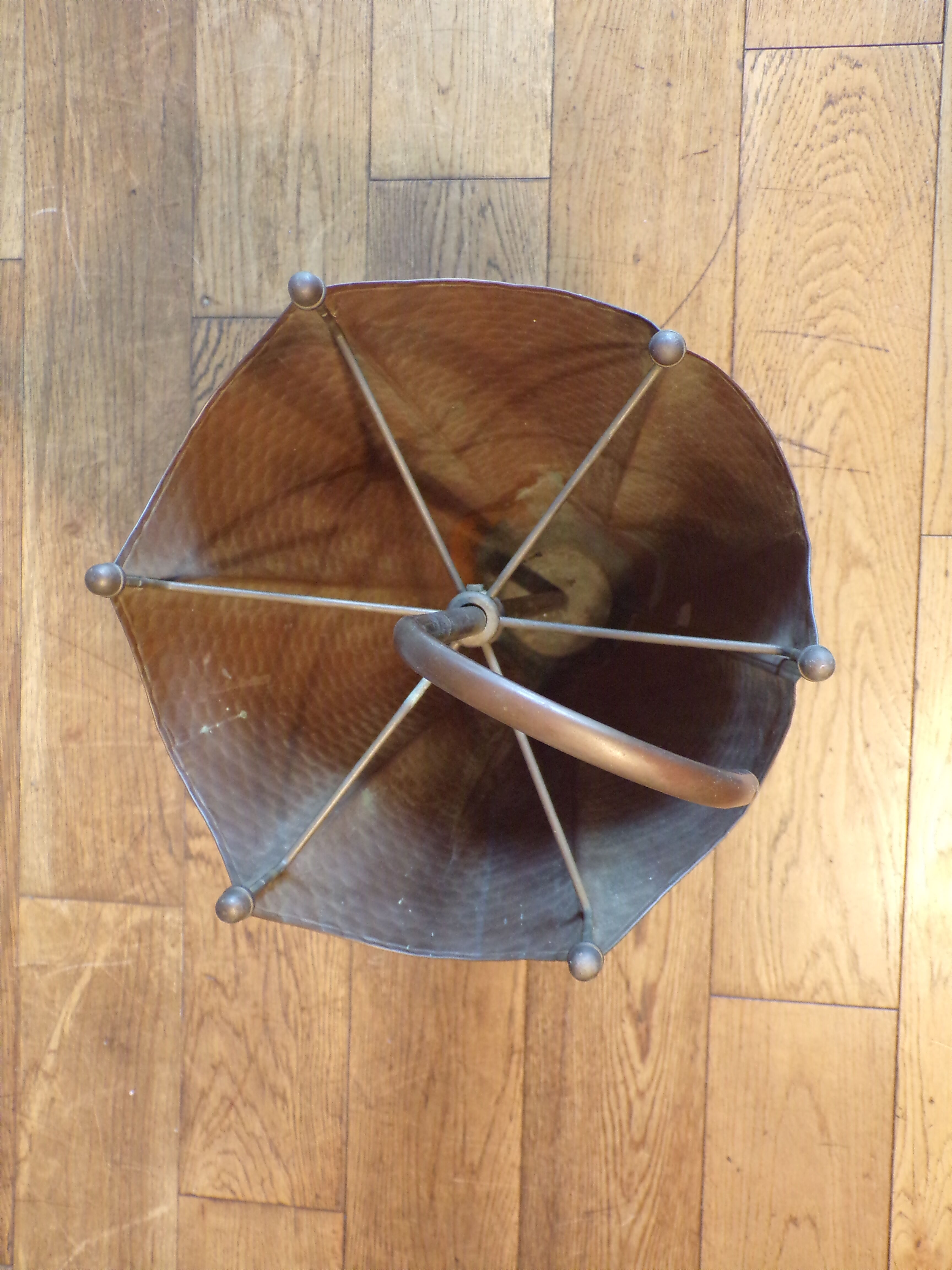 Umbrella door in the shape of an umbrella