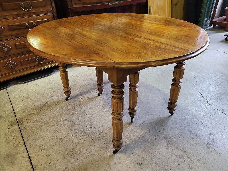 Table 6 pieds en noyer blond de 356 cm de long ouverte avec 5 allonges n10