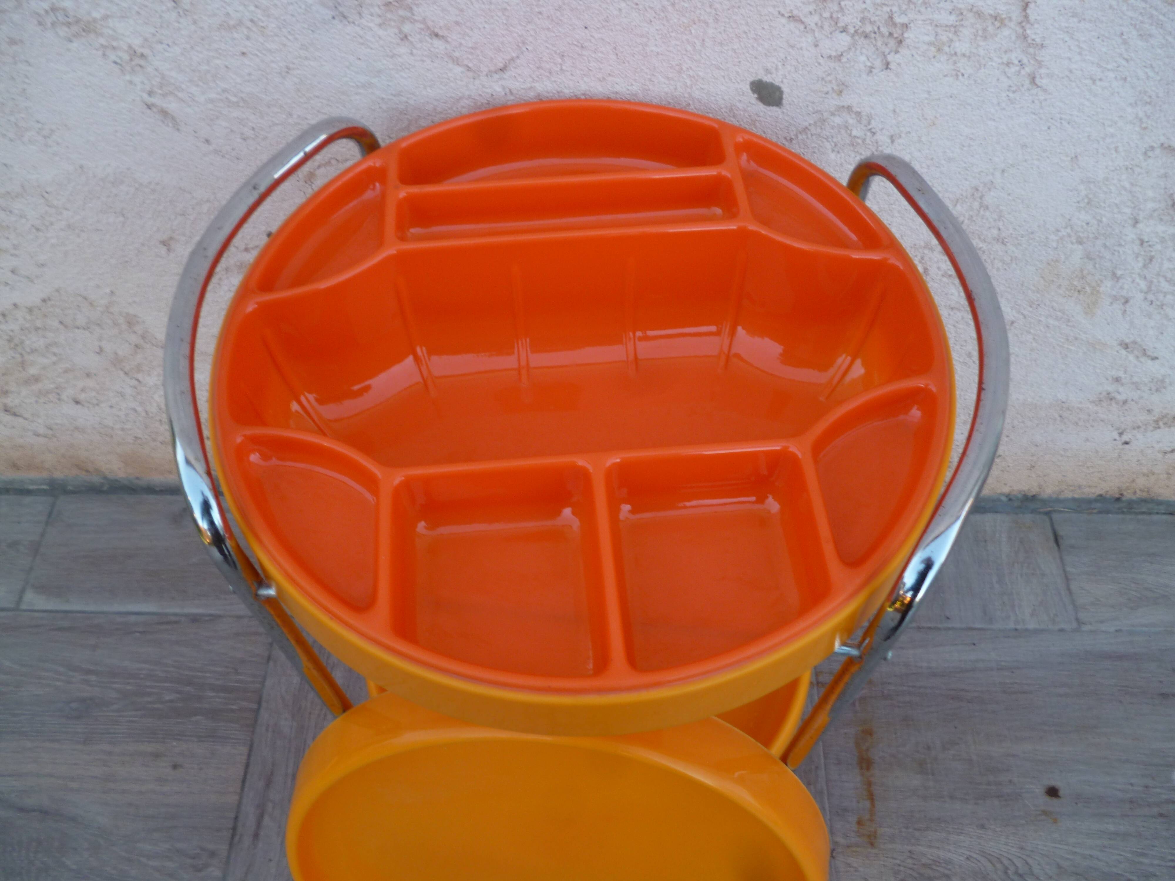 Desserte vintage orange sur roulettes
