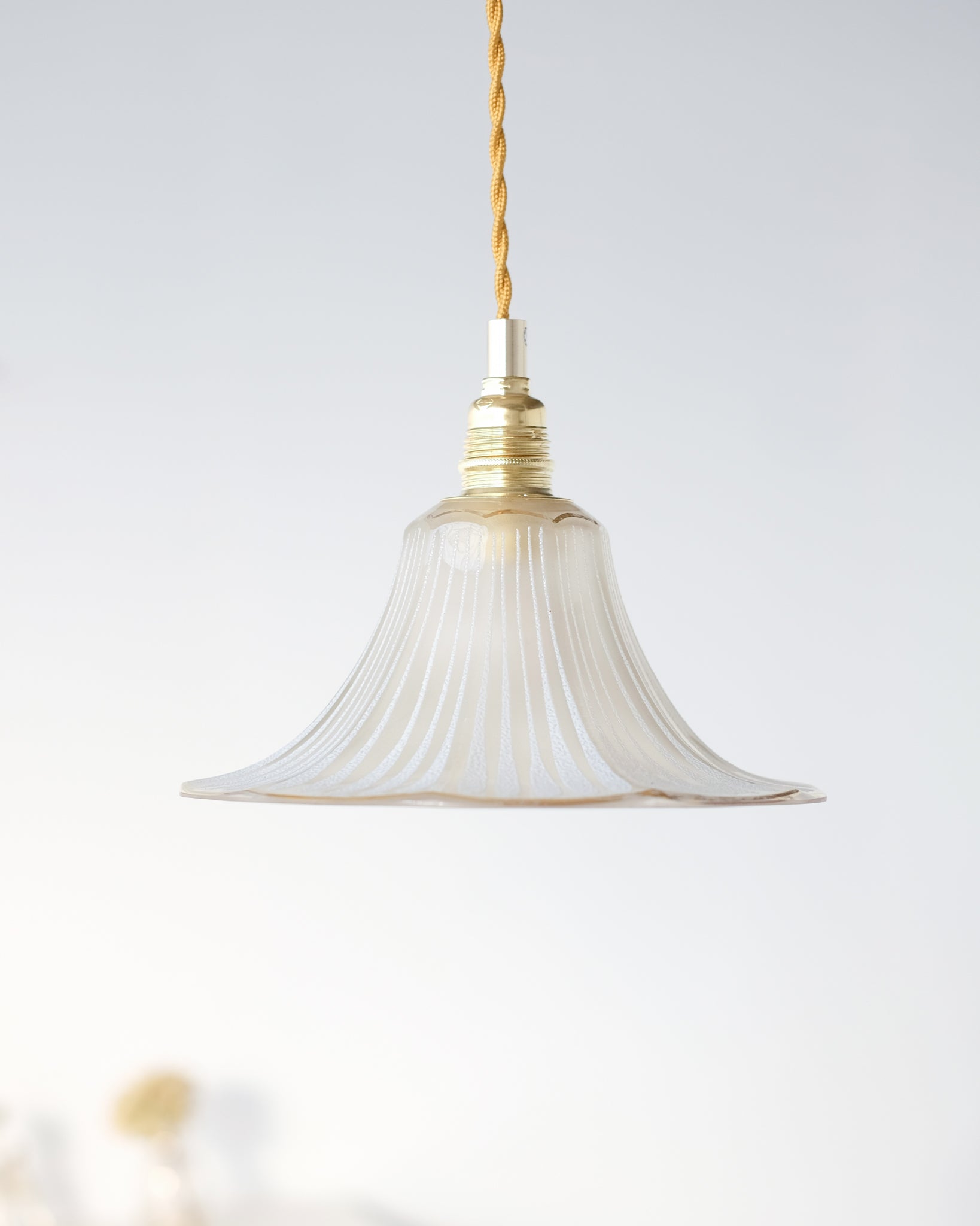 Pendant lamp in engraved and gilded glass