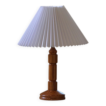 Modern Swedish table lamp, decorative turned pine wood, 1960s.