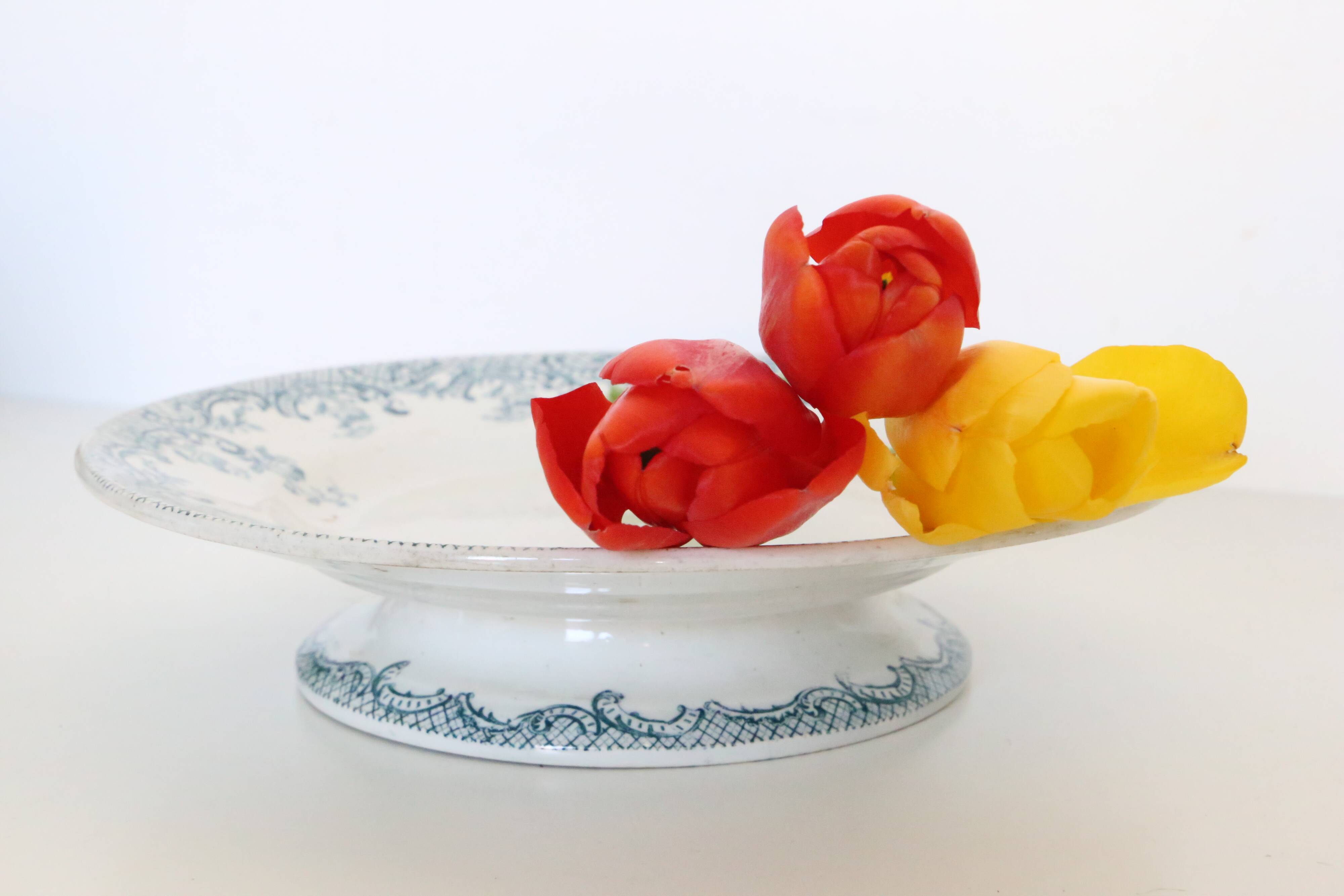 Plat sur piédouche, terre de fer, modèle Rocaille de Orchies, manufacture française