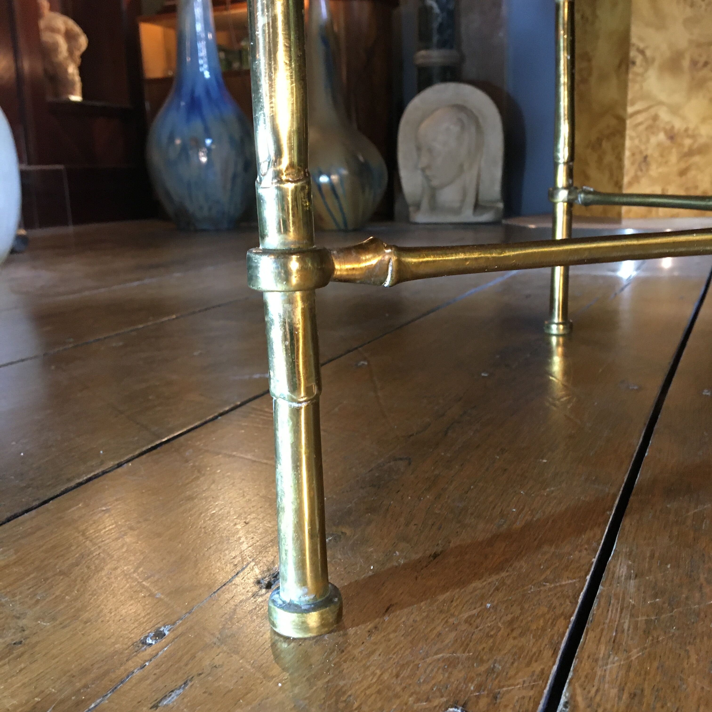 Table basse en bronze doré, verre façon miroir doré, circa 1940
