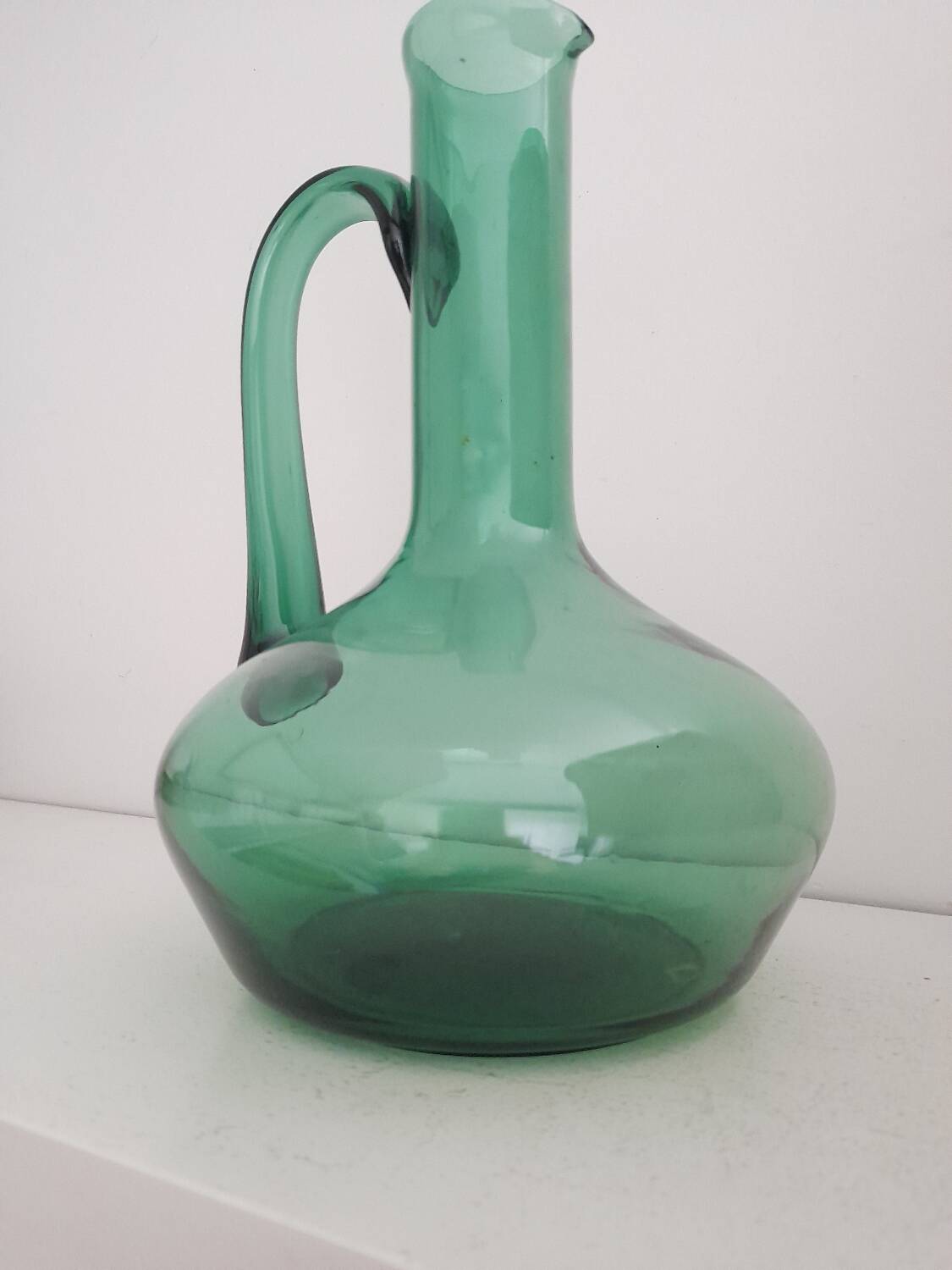 Carafe en verre vert de fabrication italienne 1960s