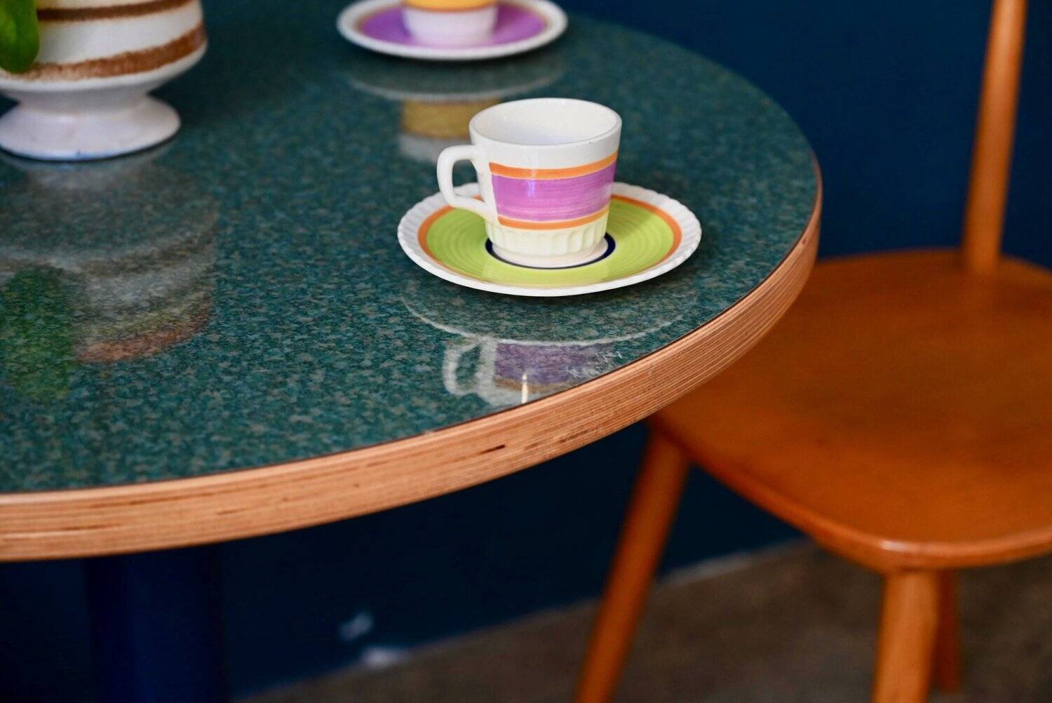 Round bistro table with tulip base in Art Deco style from the 1990s.