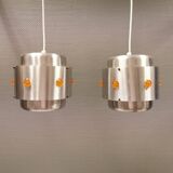 Deux suspensions Space-Age, en aluminium argenté avec prismes orange.