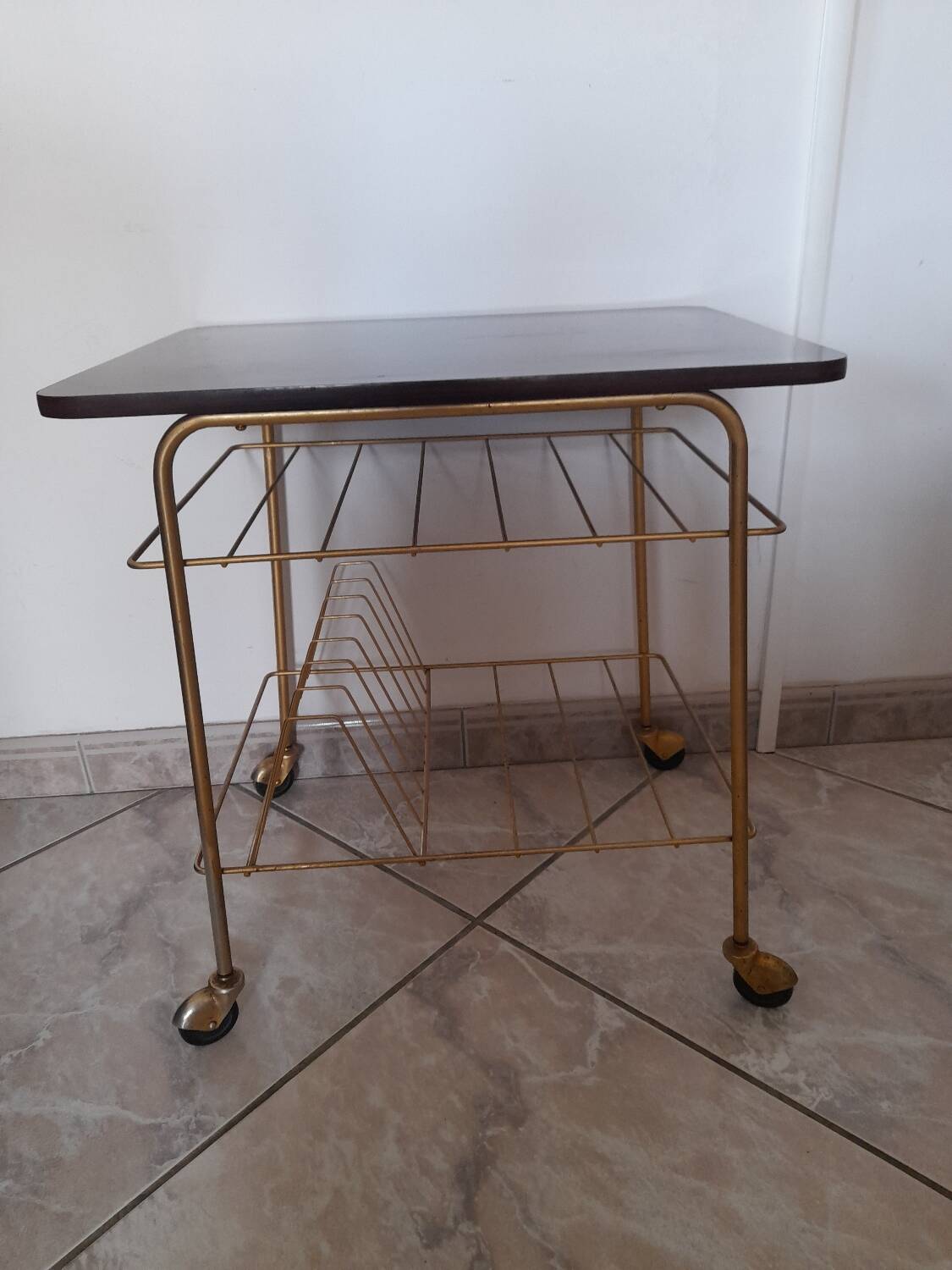 Table roulante - porte-vinyle en formica et métal doré