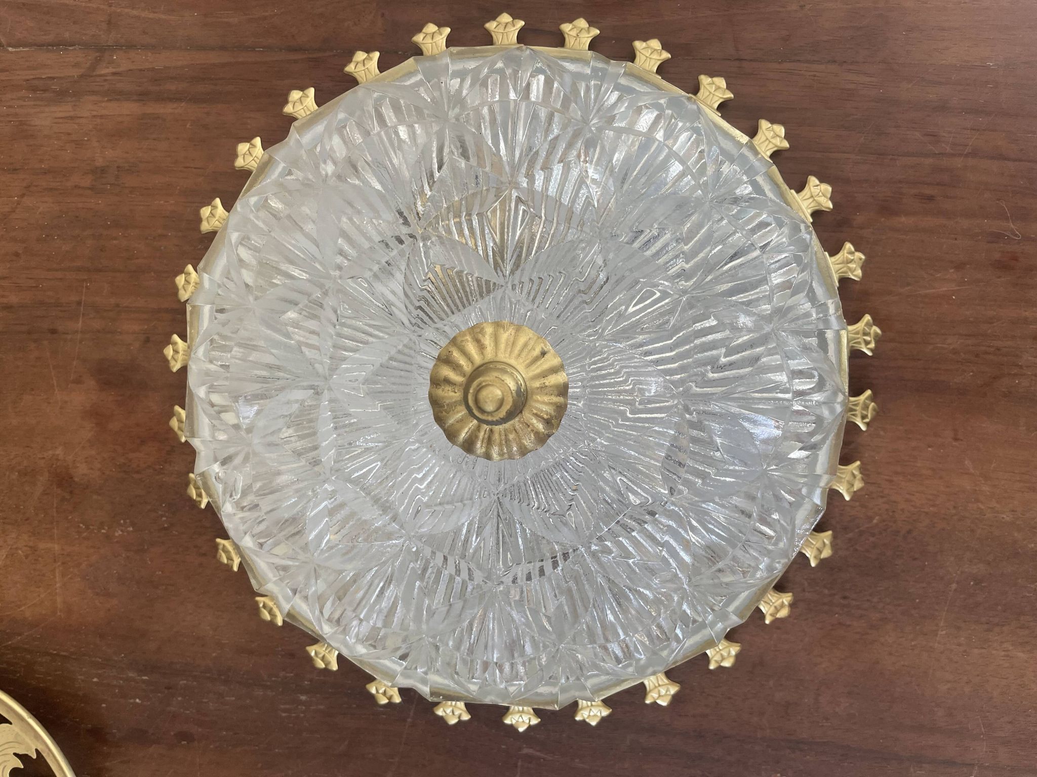 Plafonnier vintage verre taillé et métal doré