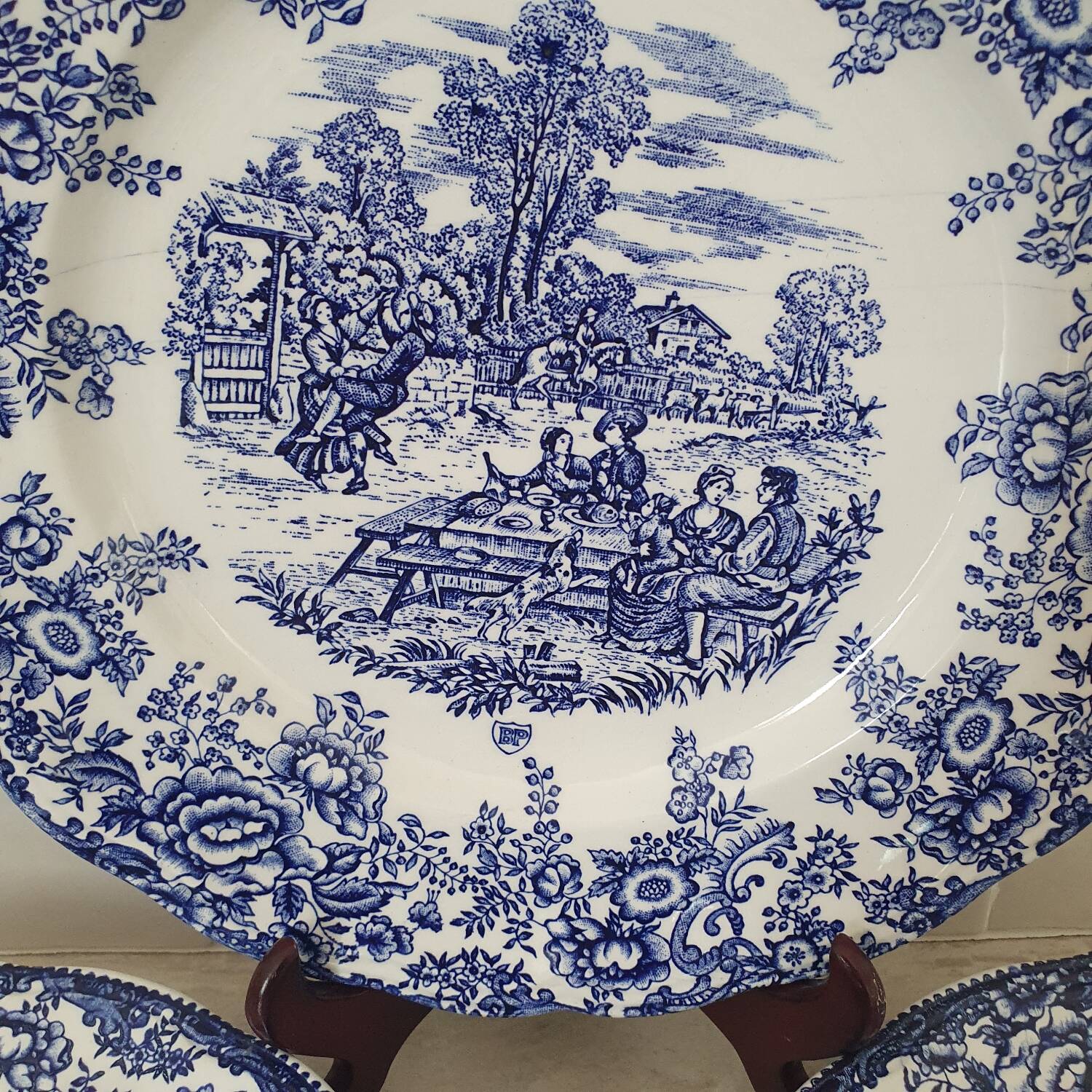 4 earthenware plates with floral and pastoral scene motif
