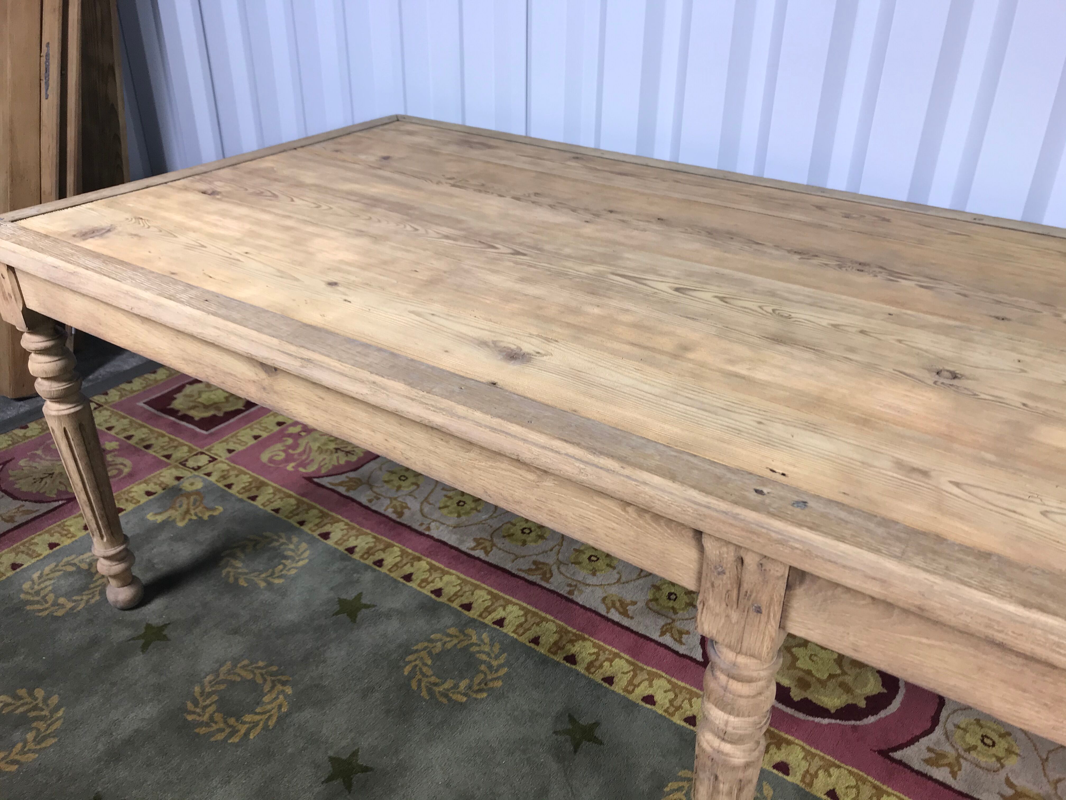 Table de ferme en chêne et sapin Louis Philippe aérogommée