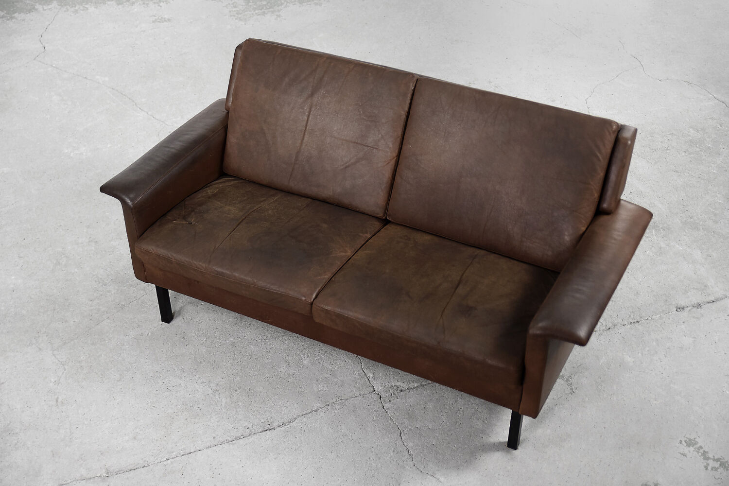 Vintage modern two-seater canapé in brown leather 3330 by Arne Vodder for Fritz Hansen.