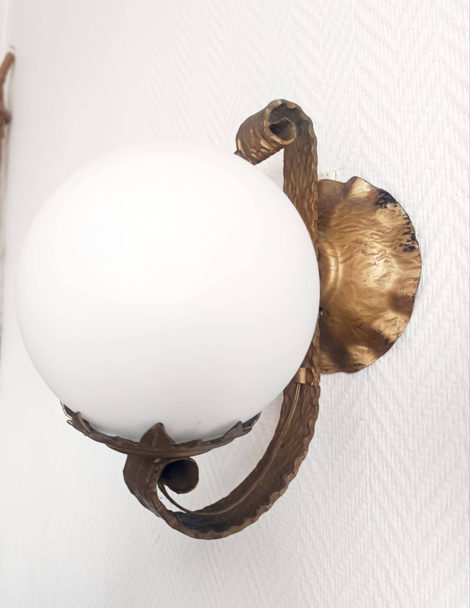 Pair of brutalist wall sconces in gilded metal from around 1970.