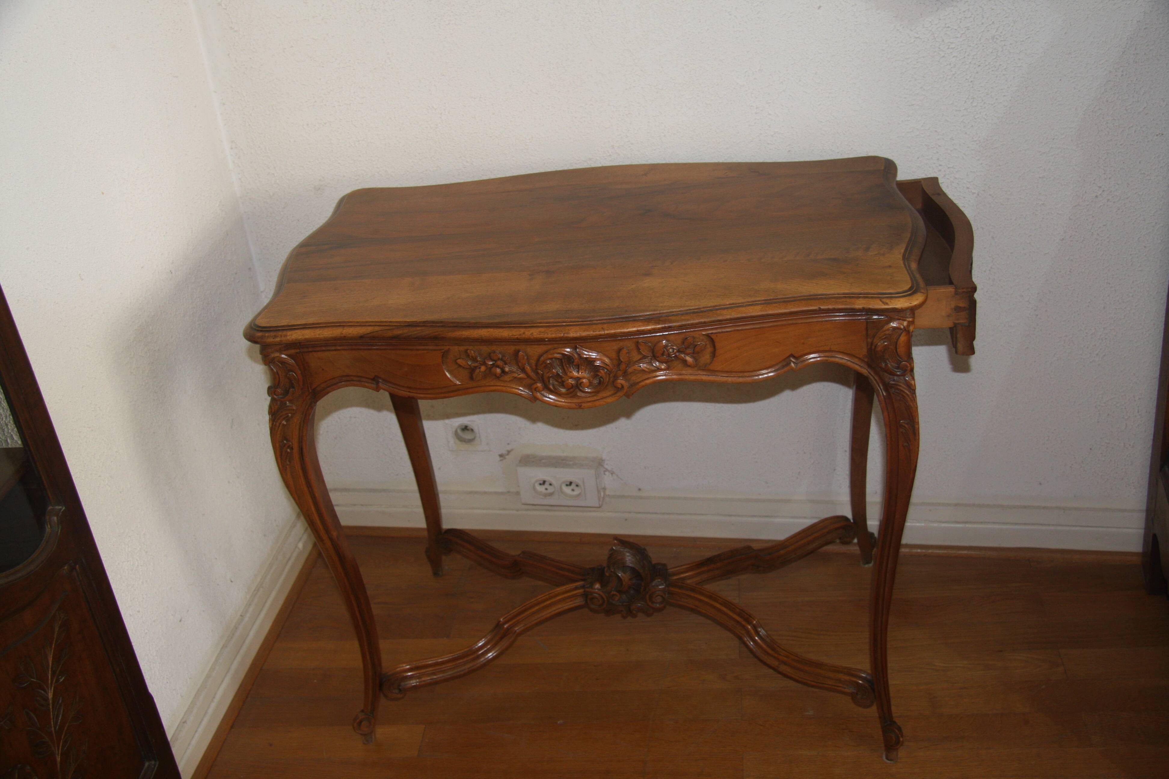 Table bureau et sa chaise de style Louis X.V. en noyer