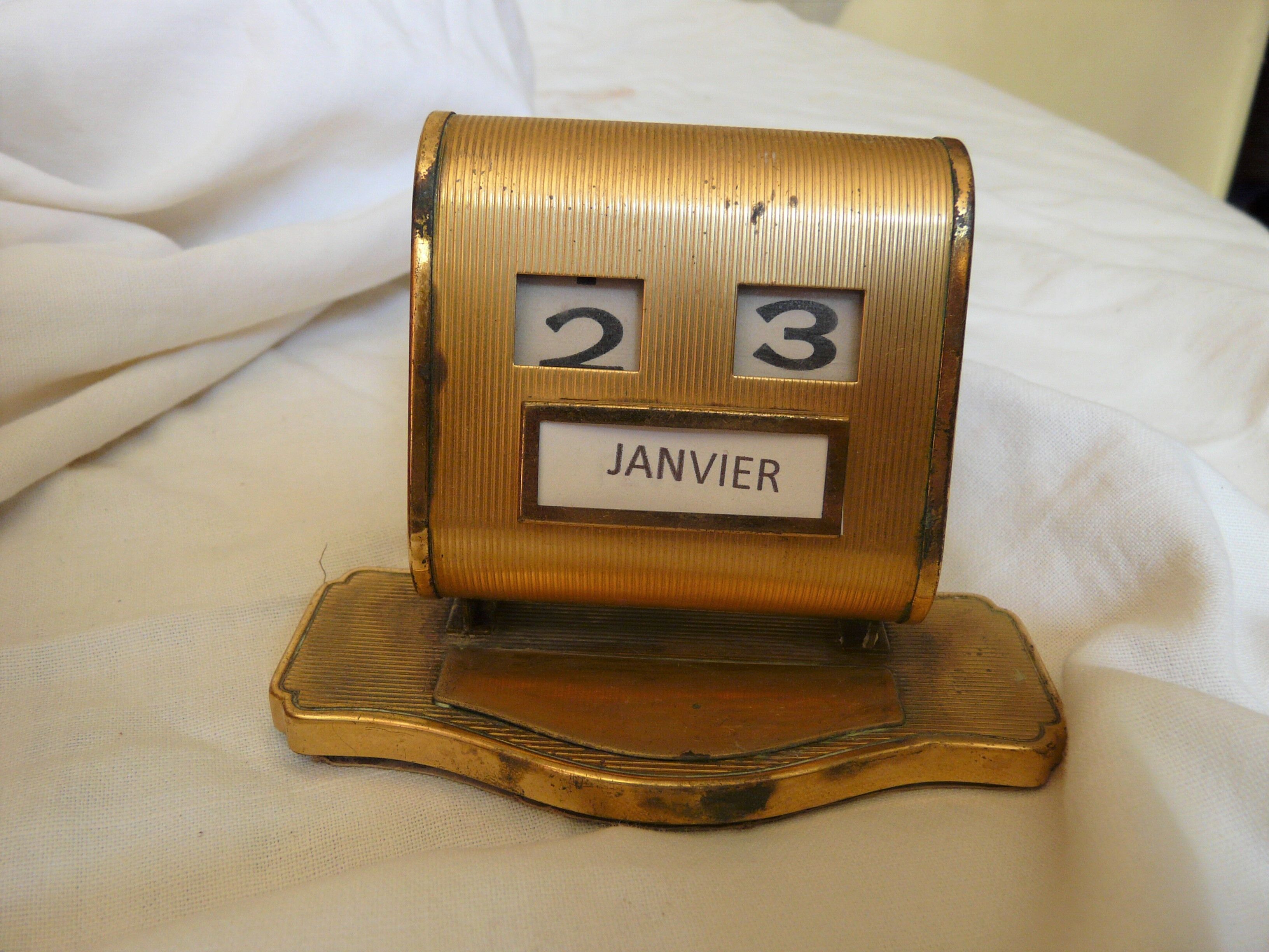 Calendrier perpétuel en métal doré