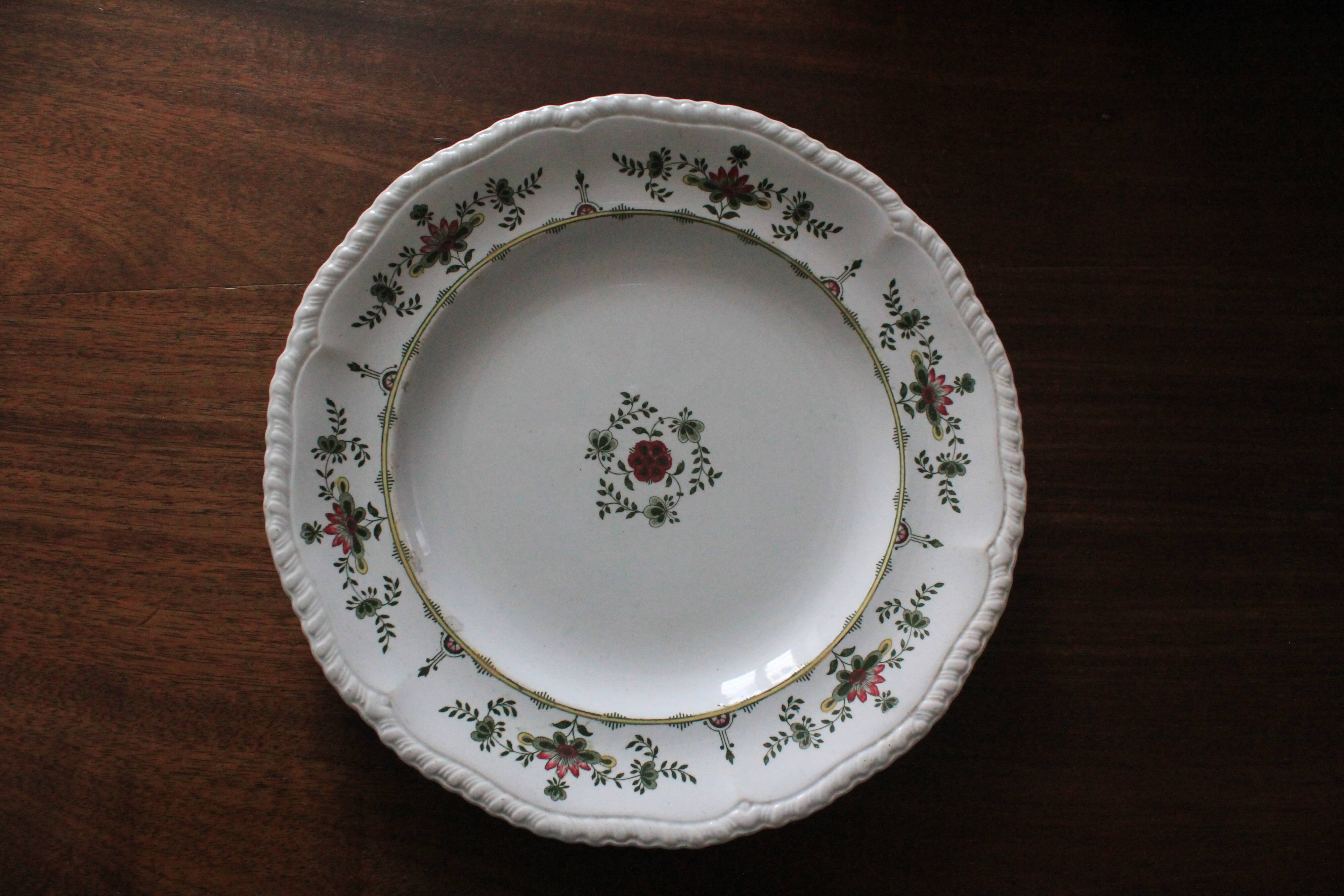 Round plate from the English Manufacture Minton model Venetia.