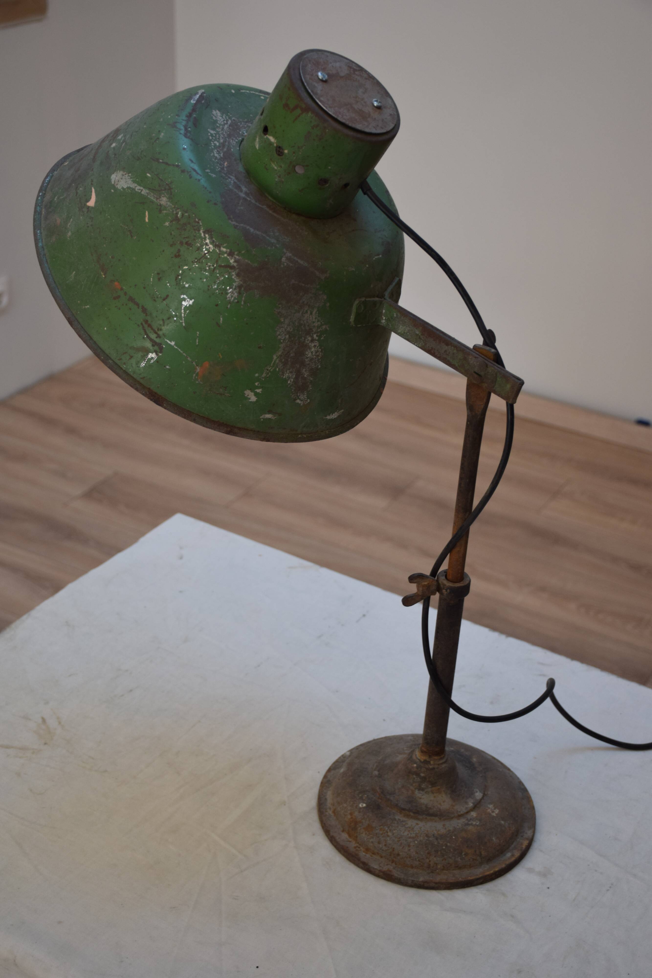 Green industrial lamp
