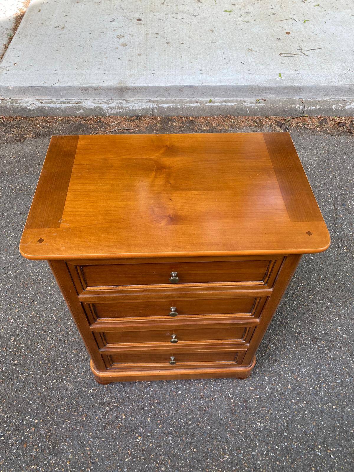 Commode louis philippe en bois massif avec 4 tiroirs